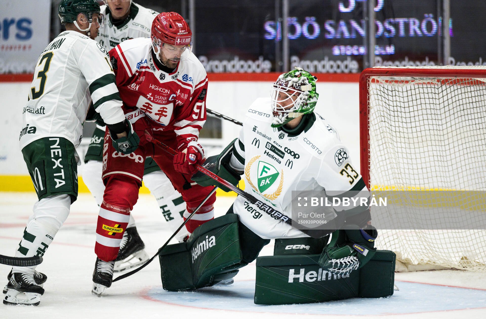 Timrås Anton Lander och Färjestads målvakt Emil Larmi