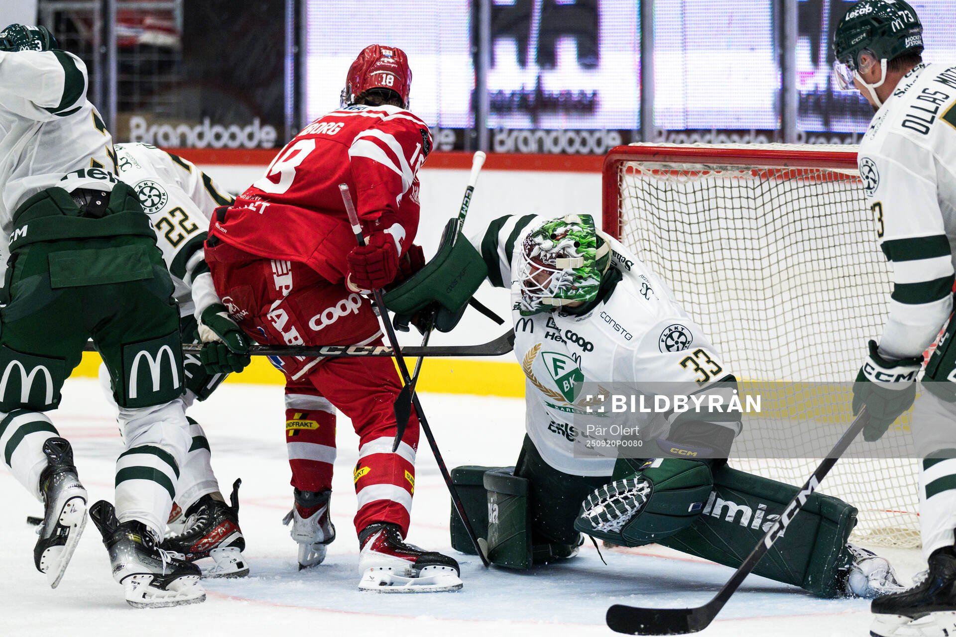 Timrås Eddie Genborg och Färjestads målvakt Emil Larmi