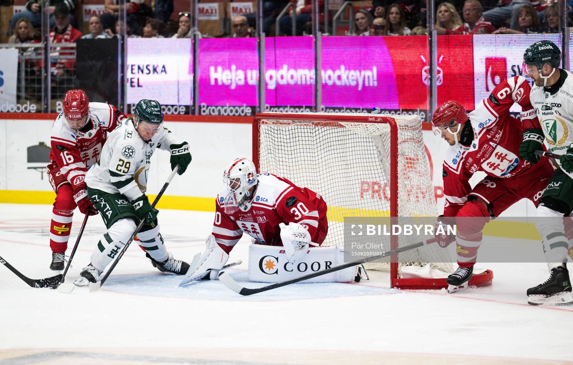 Timrås målvakt Jacob Johansson och Färjestads Oskar Steen