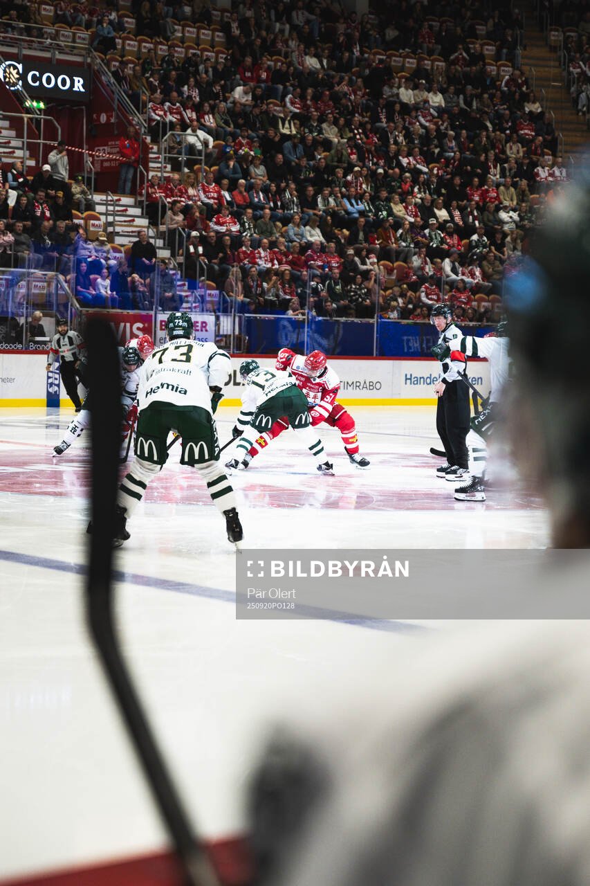 Färjestads Joel Kellman och Timrås Anton Lander tekar
