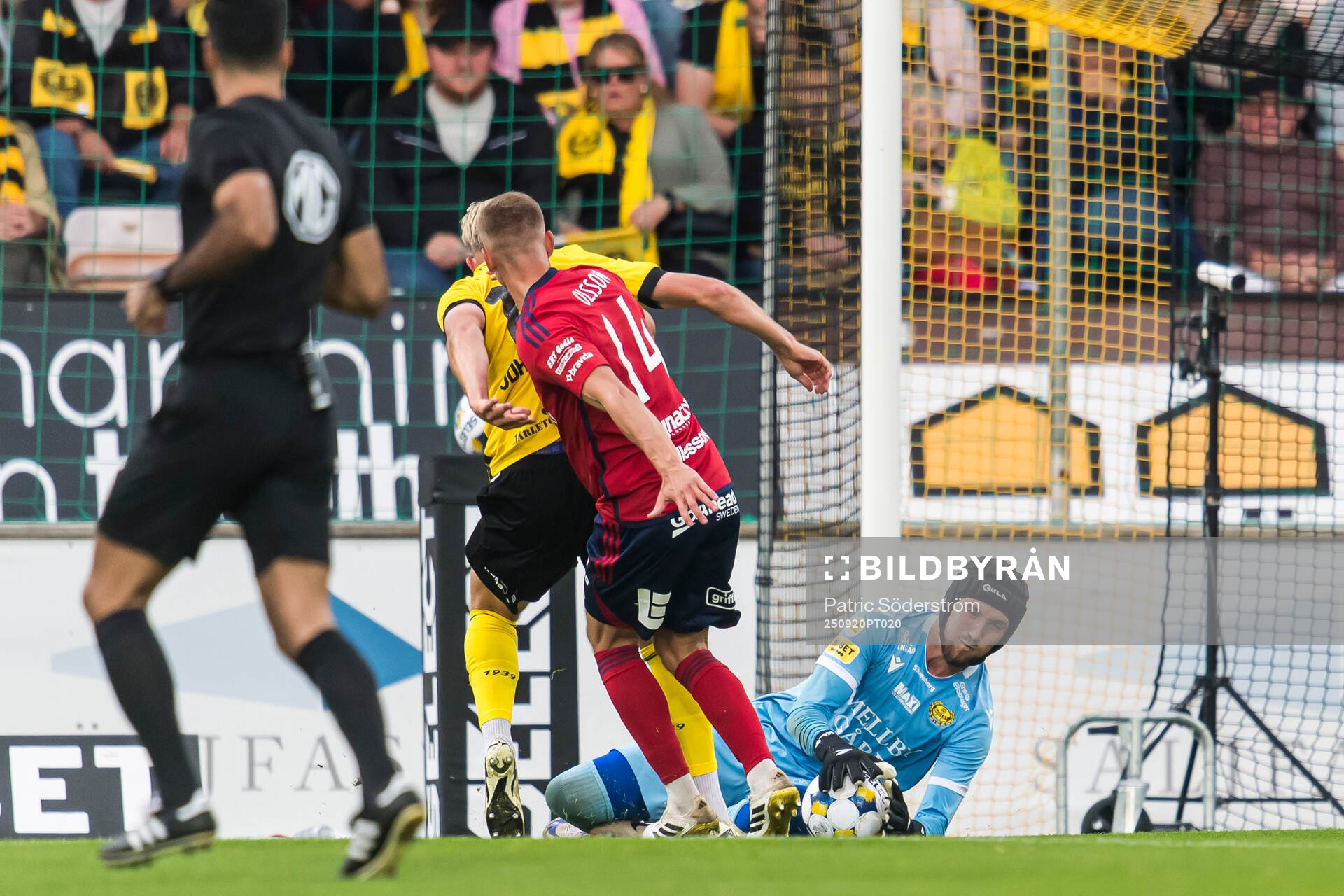 Mjällbys målvakt Noel Törnqvist och Östers Dennis Olsson