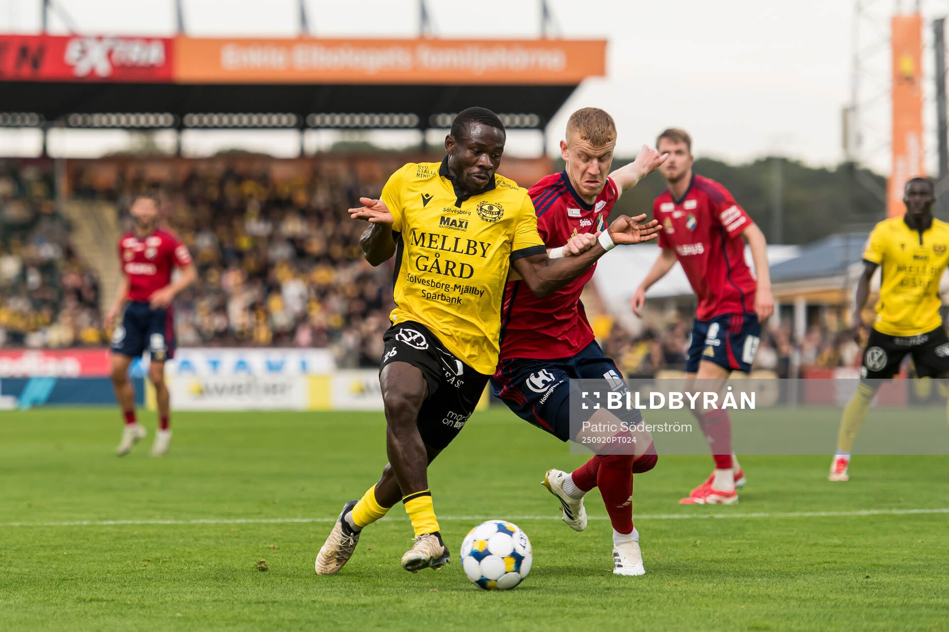 Mjällbys Uba Charles Nwokoma och Östers Daniel Ask