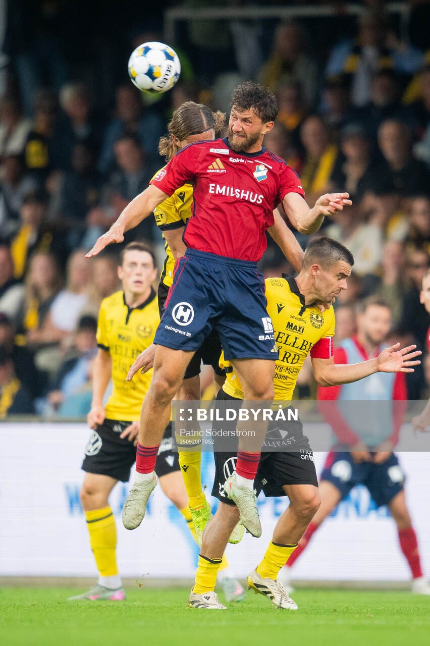 Östers IFs Alibek Aliev mot Mjällby AIFs Tom Pettersson