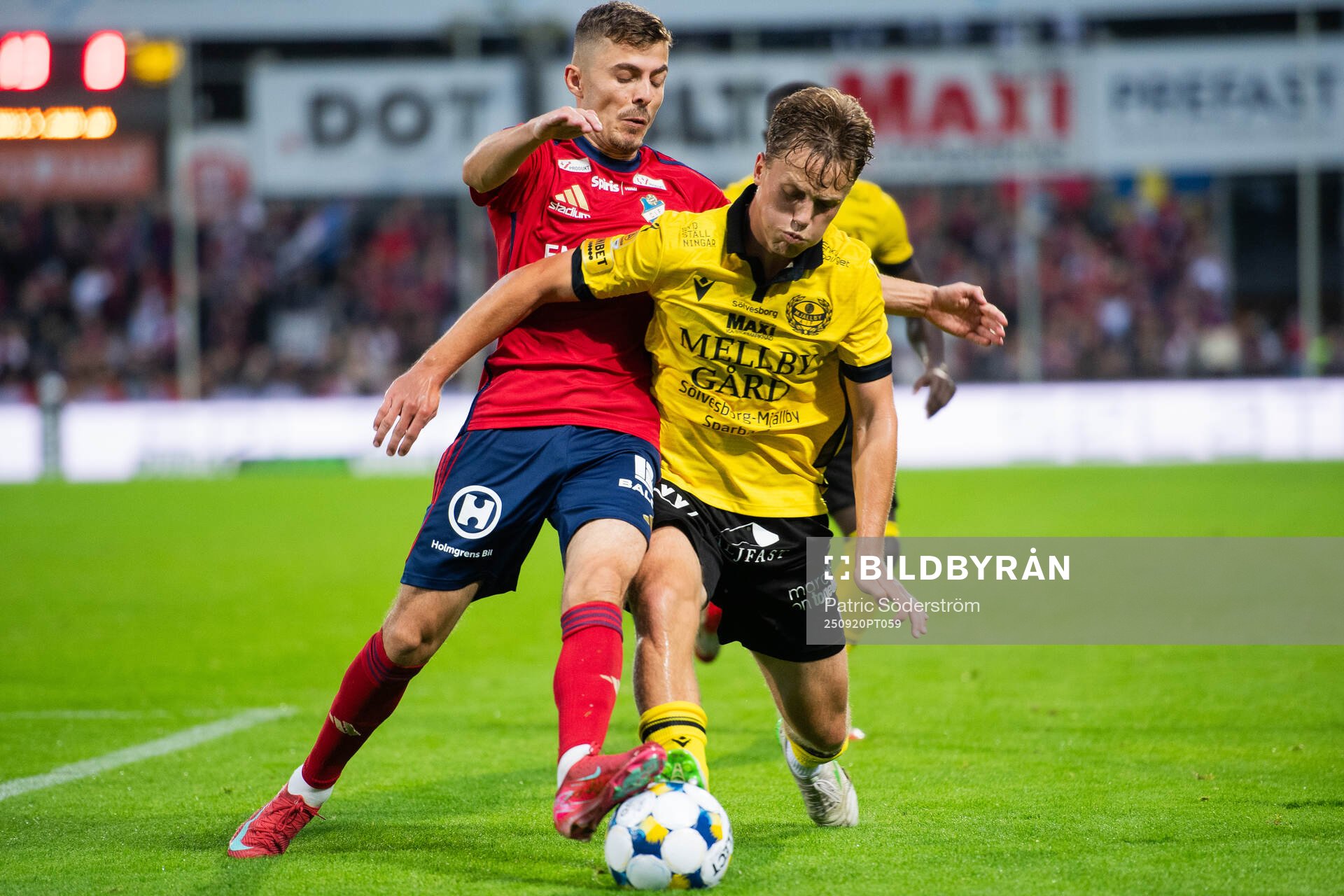 Östers IFs Anssi Suhonen och Mjällby AIFs Ludwig