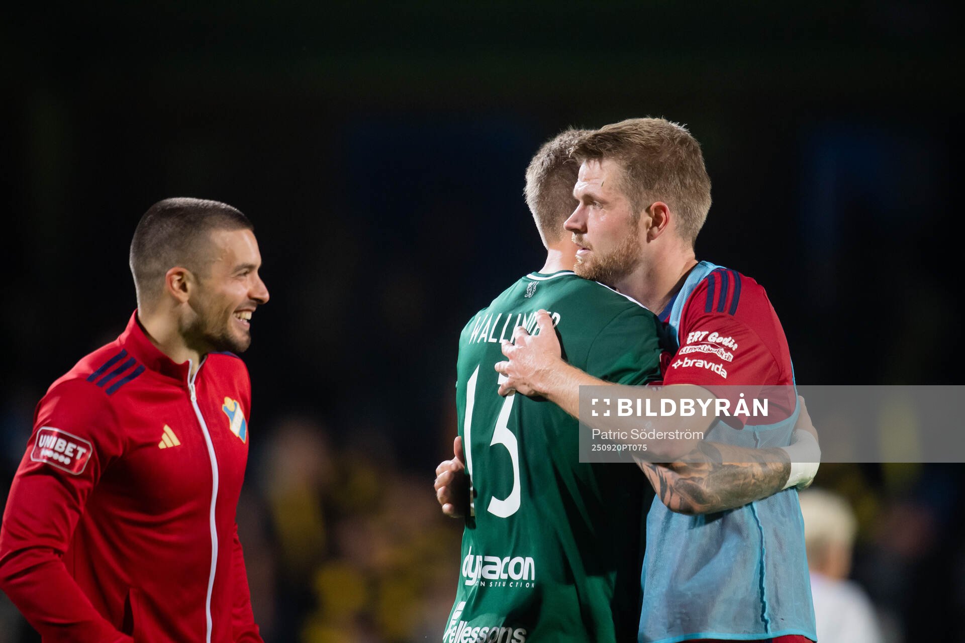 Östers IFs Vladimir Rodic, målvakt Robin Wallinder och