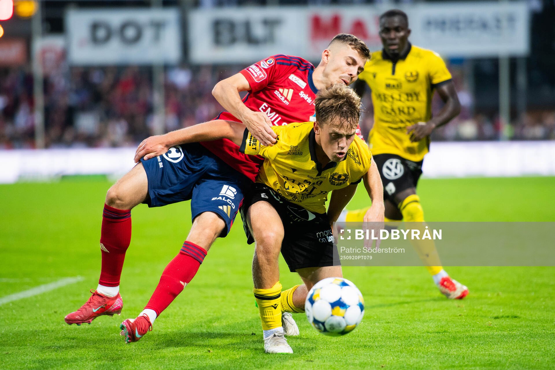 Östers IFs Anssi Suhonen och Mjällby AIFs Ludwig