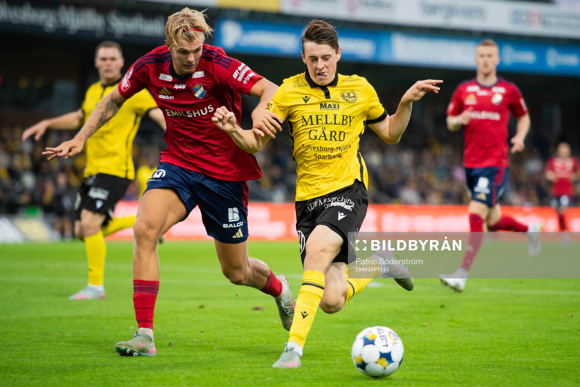 Östers IFs Mattis Adolfsson och Mjällby AIFs Elliot Stroud