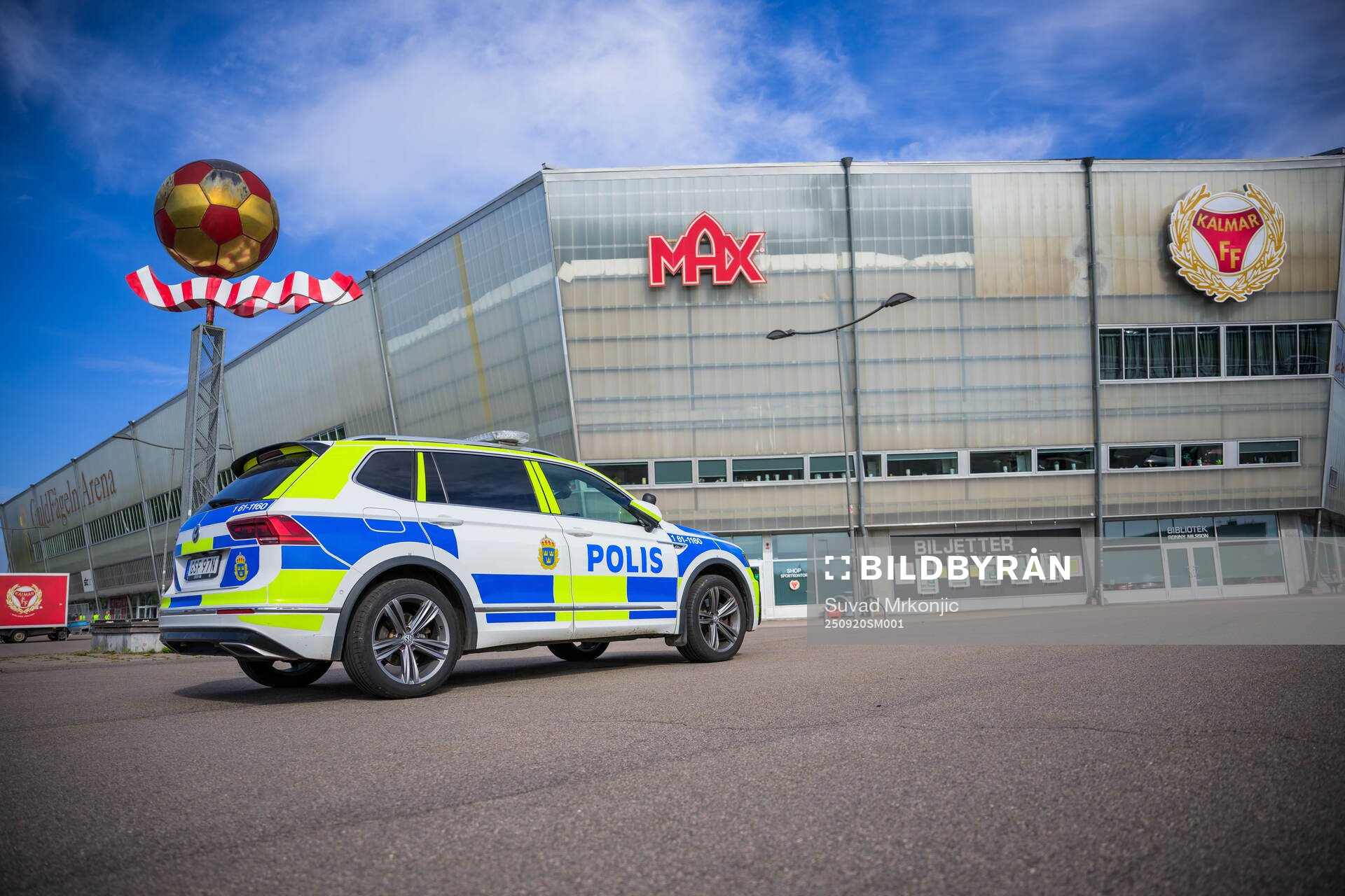 En polisbil utanför Guldfågeln Arena