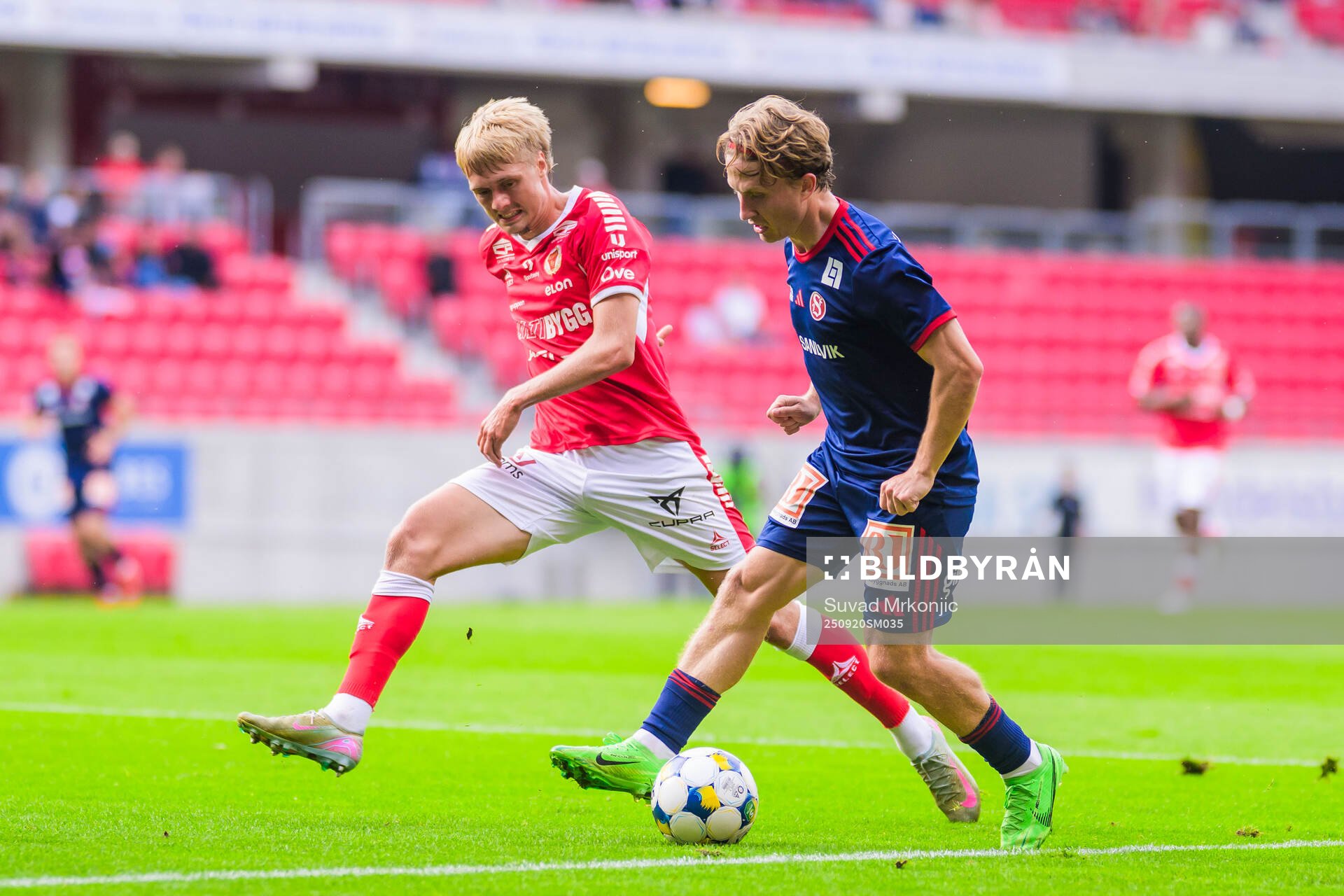 Kalmars Rony Jansson och Sandvikens IFs Victor Backman