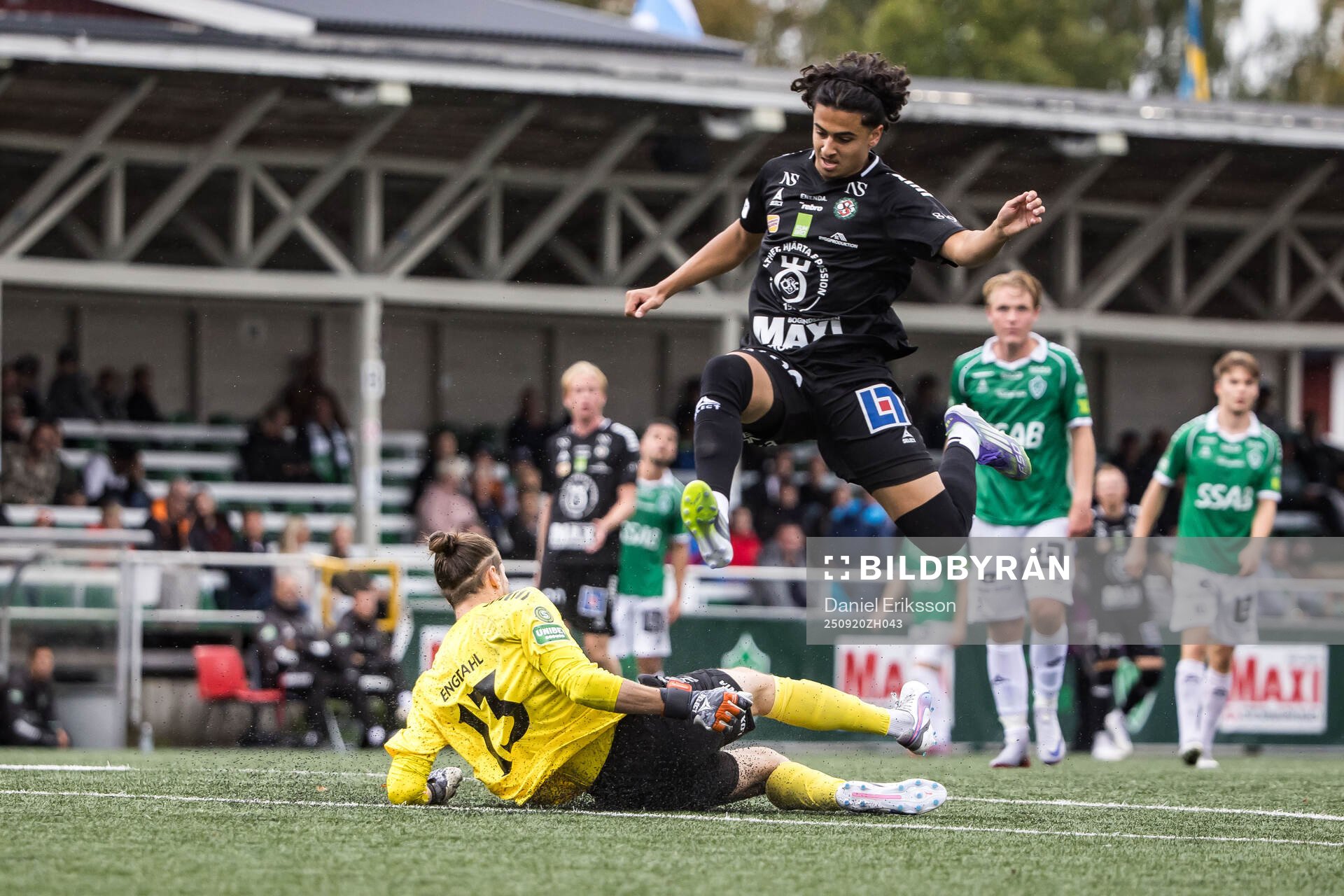 Brages målvakt Adrian Engdahl och Örebros Hasan Dana