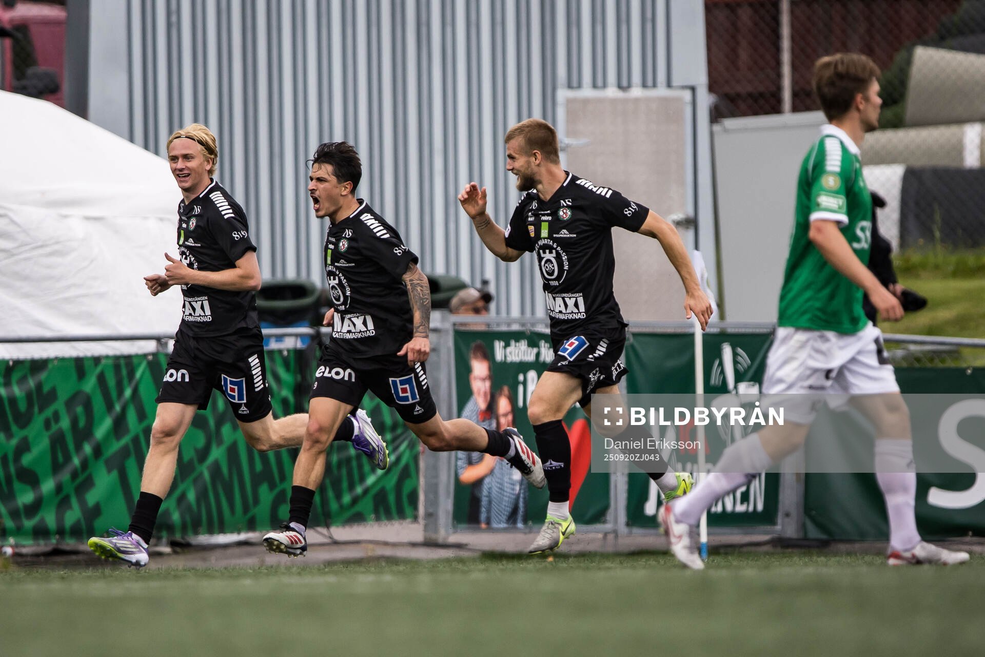 Örebros Antonio Yakoub jublar
