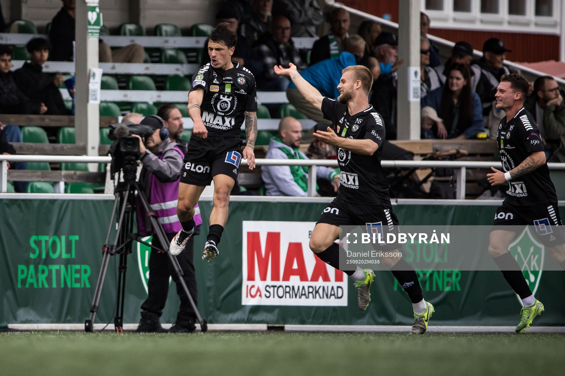 Örebros Antonio Yakoub jublar