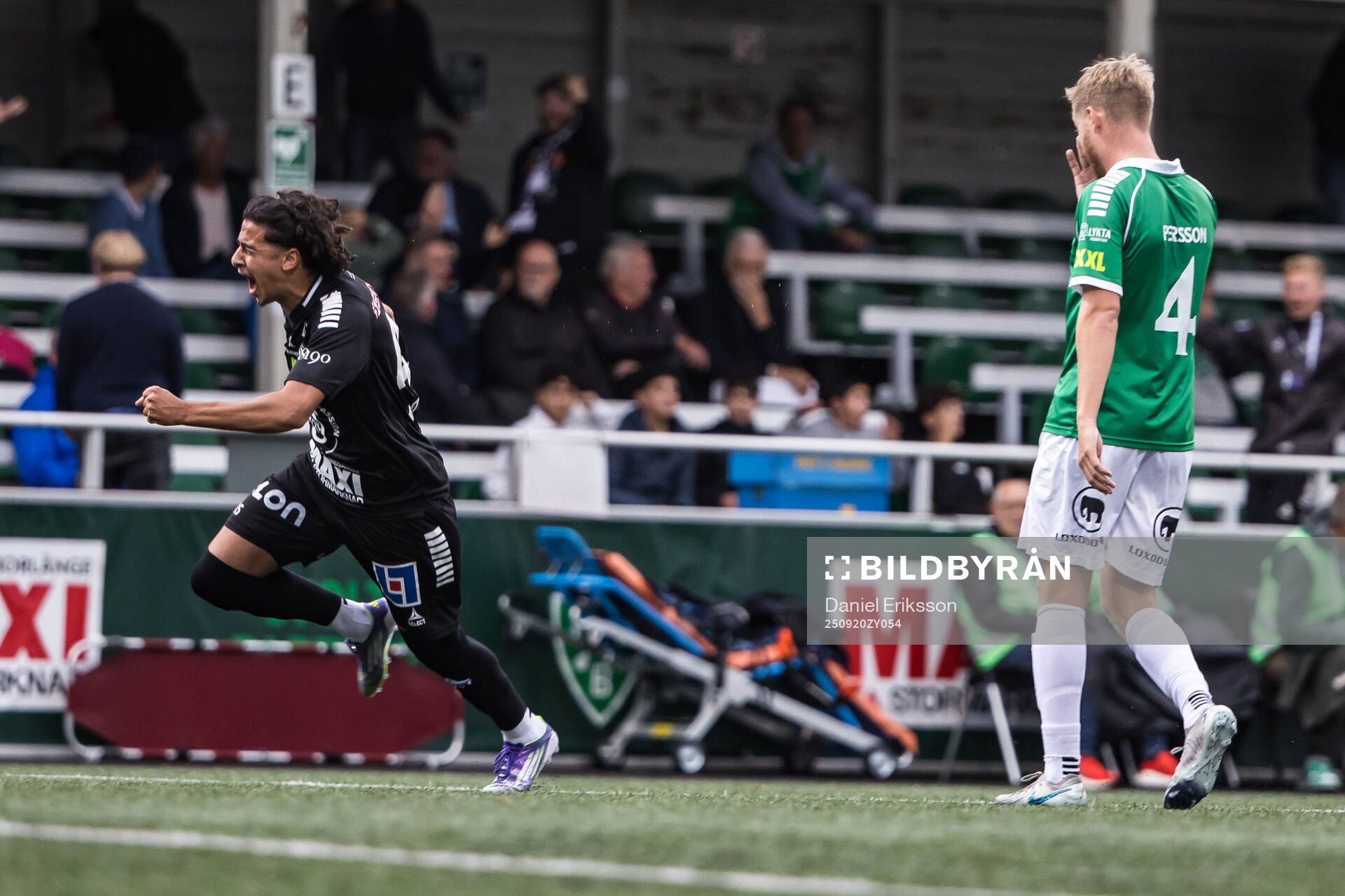 Örebros Hasan Dana jublar och Brages Malte Persson deppar