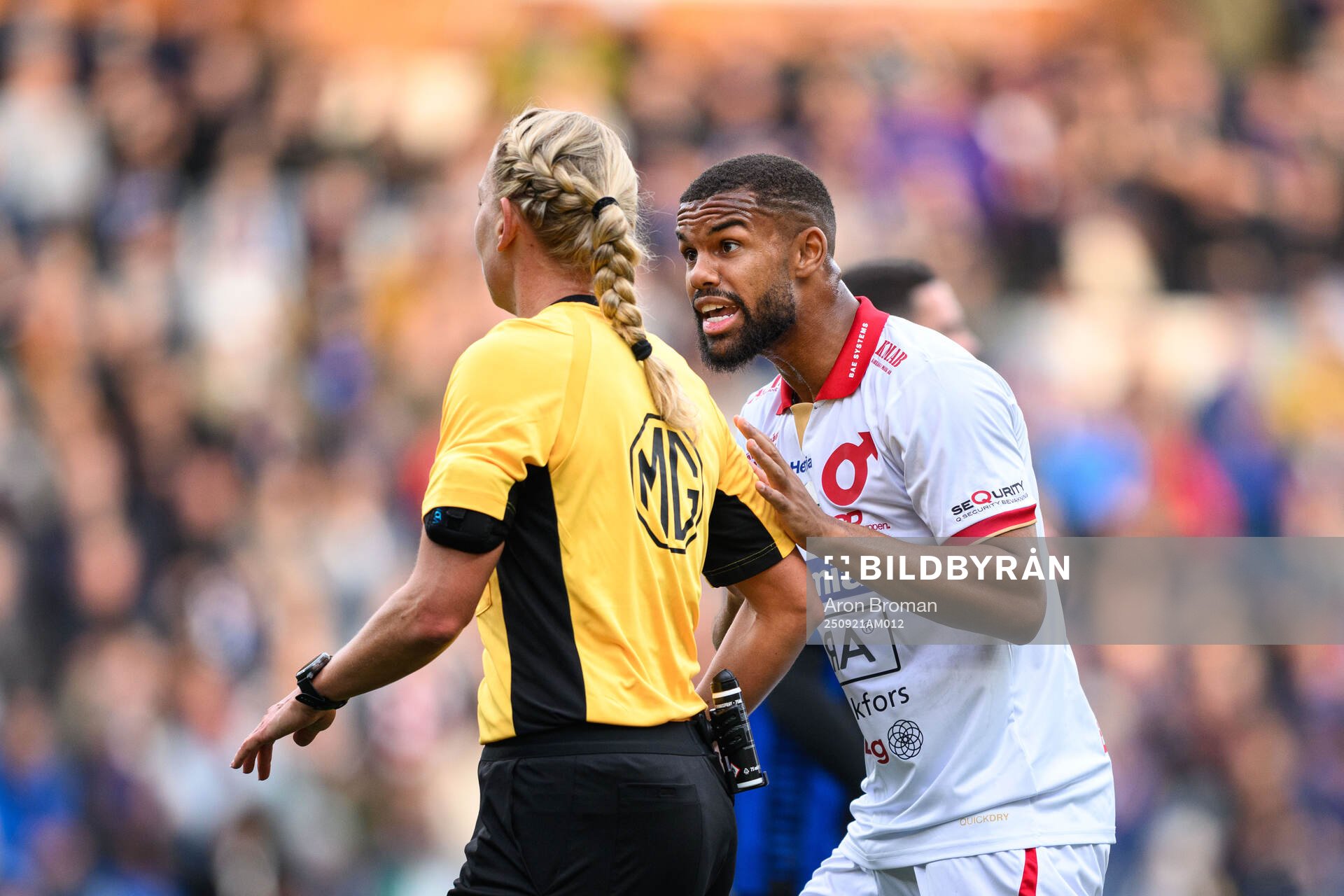 Degerfors Leon Hien reagerar mot domare Tess Olofsson