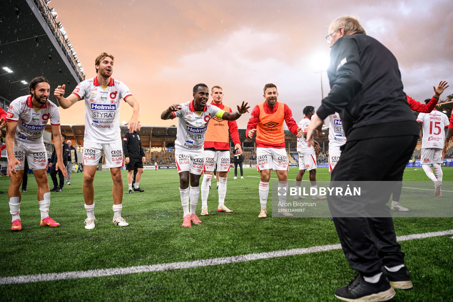 Degerfors spelare jublar