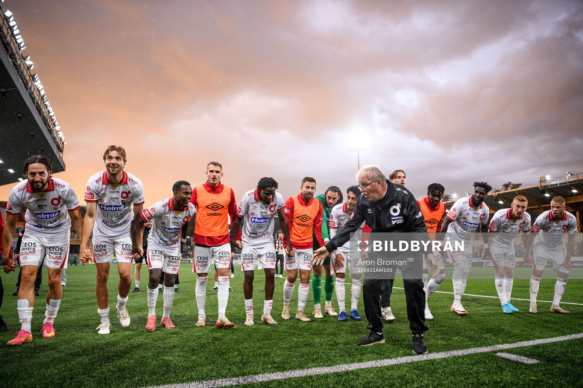 Degerfors spelare och lagledare Stig Stisse Ekman jublar