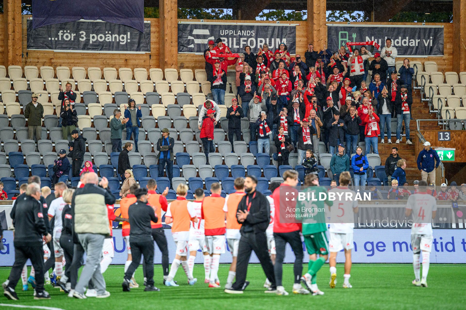 Degerfors spelare och supportrar jublar