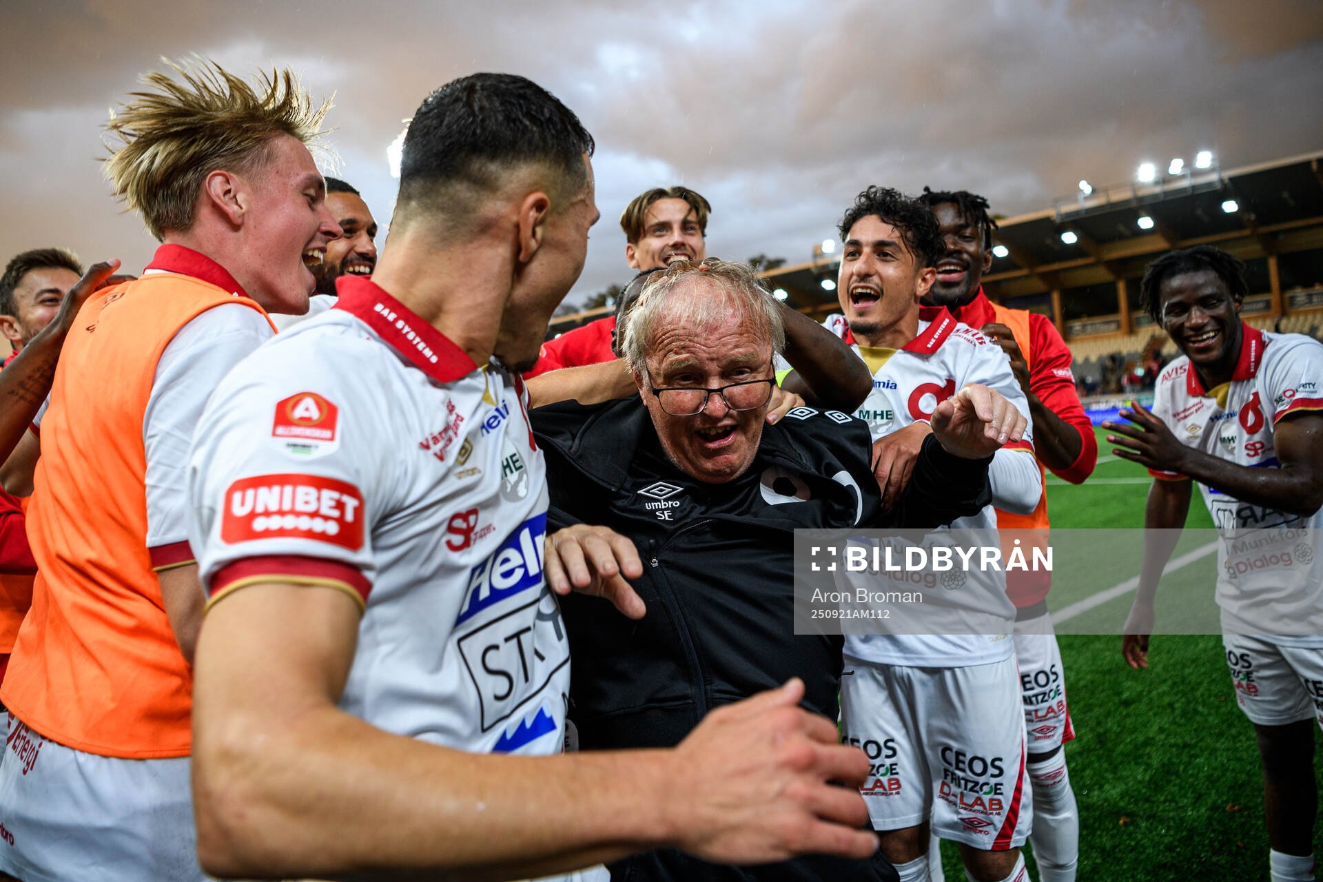 Degerfors spelare och lagledare Stig Stisse Ekman jublar