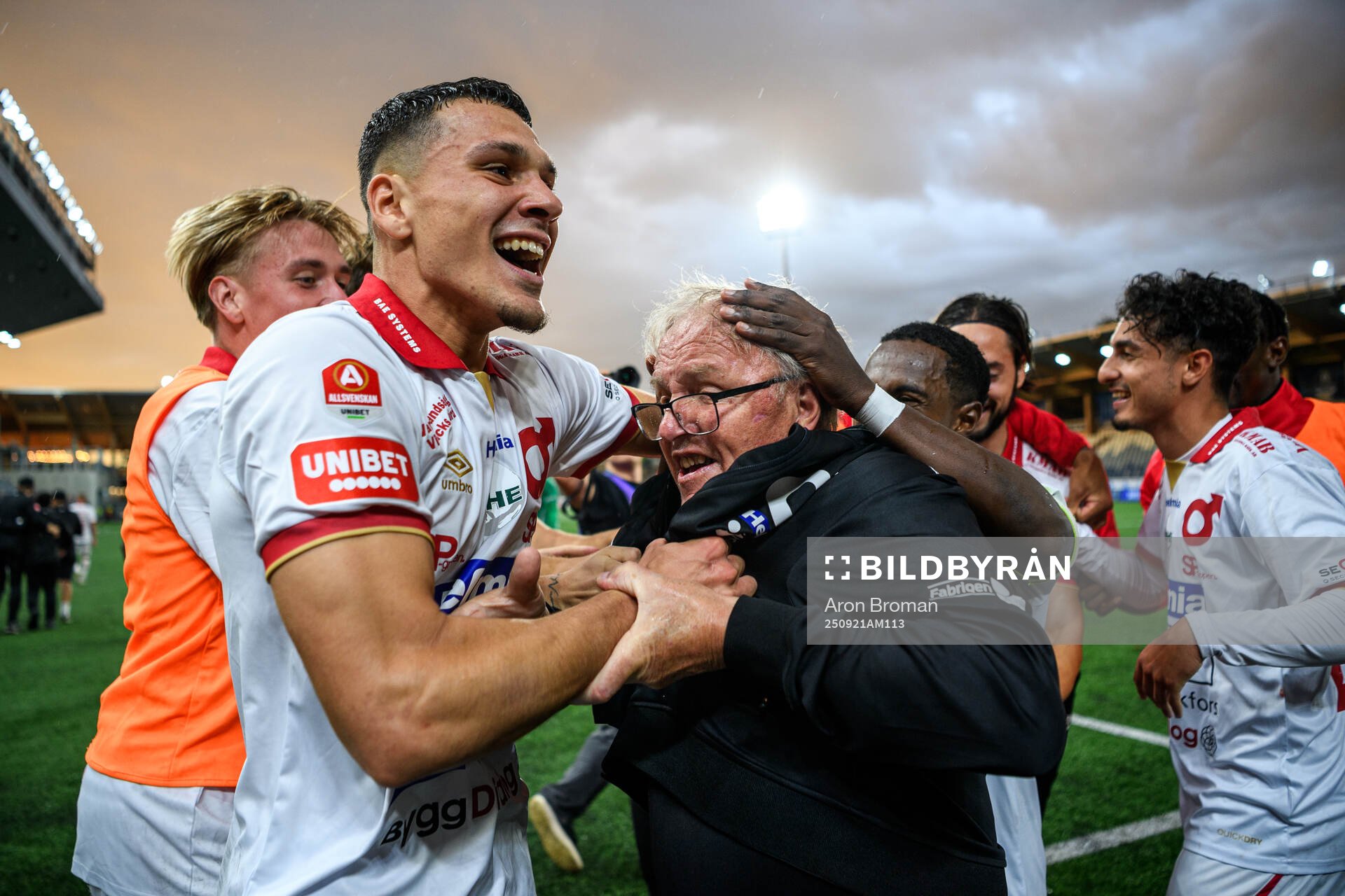 Degerfors spelare och lagledare Stig Stisse Ekman jublar