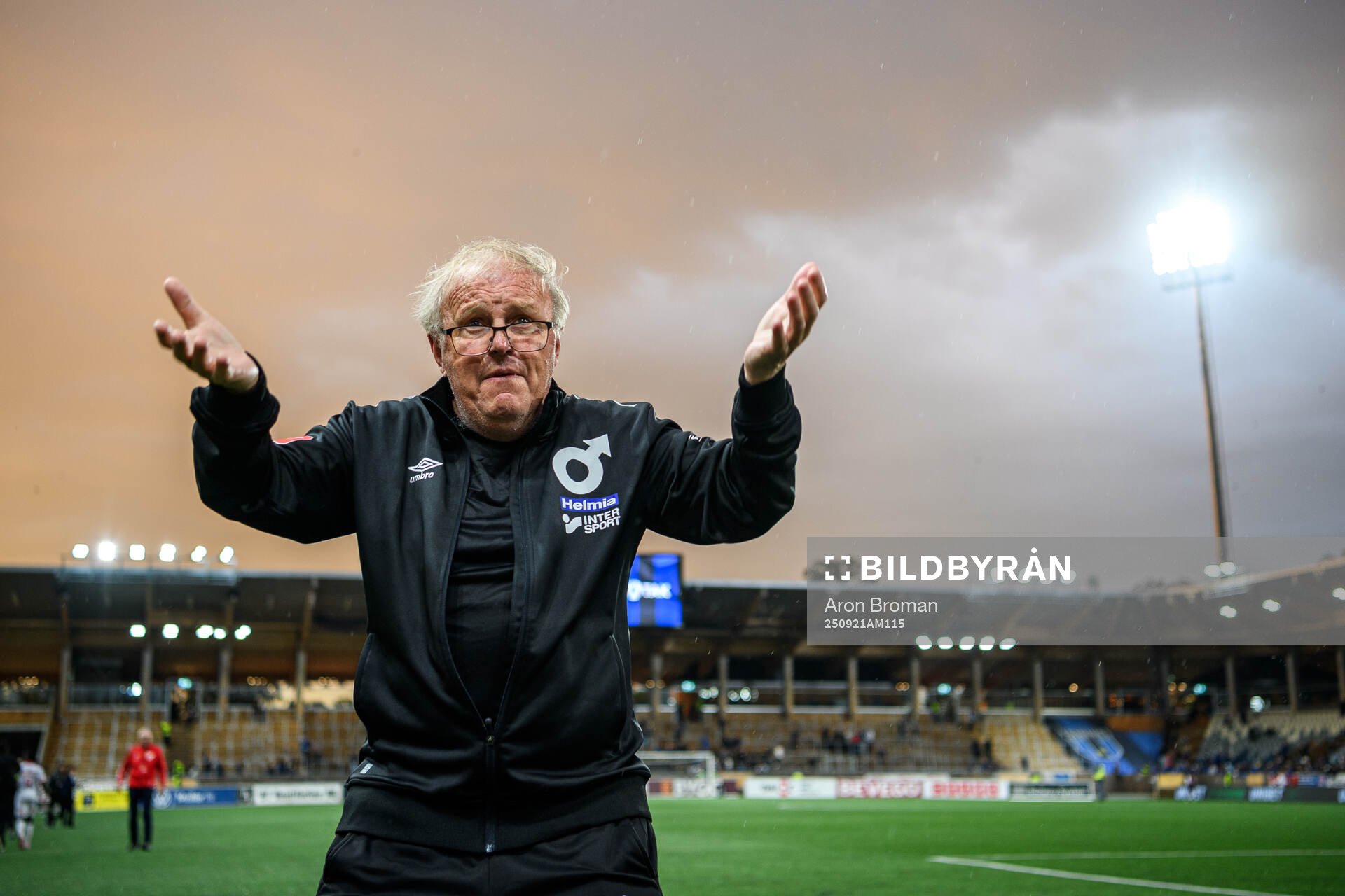 Degerfors lagledare Stig Stisse Ekman jublar