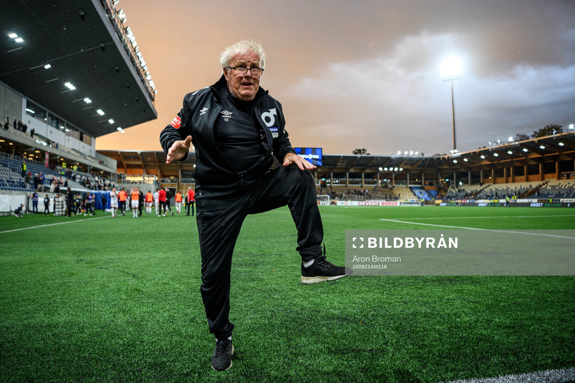 Degerfors lagledare Stig Stisse Ekman jublar