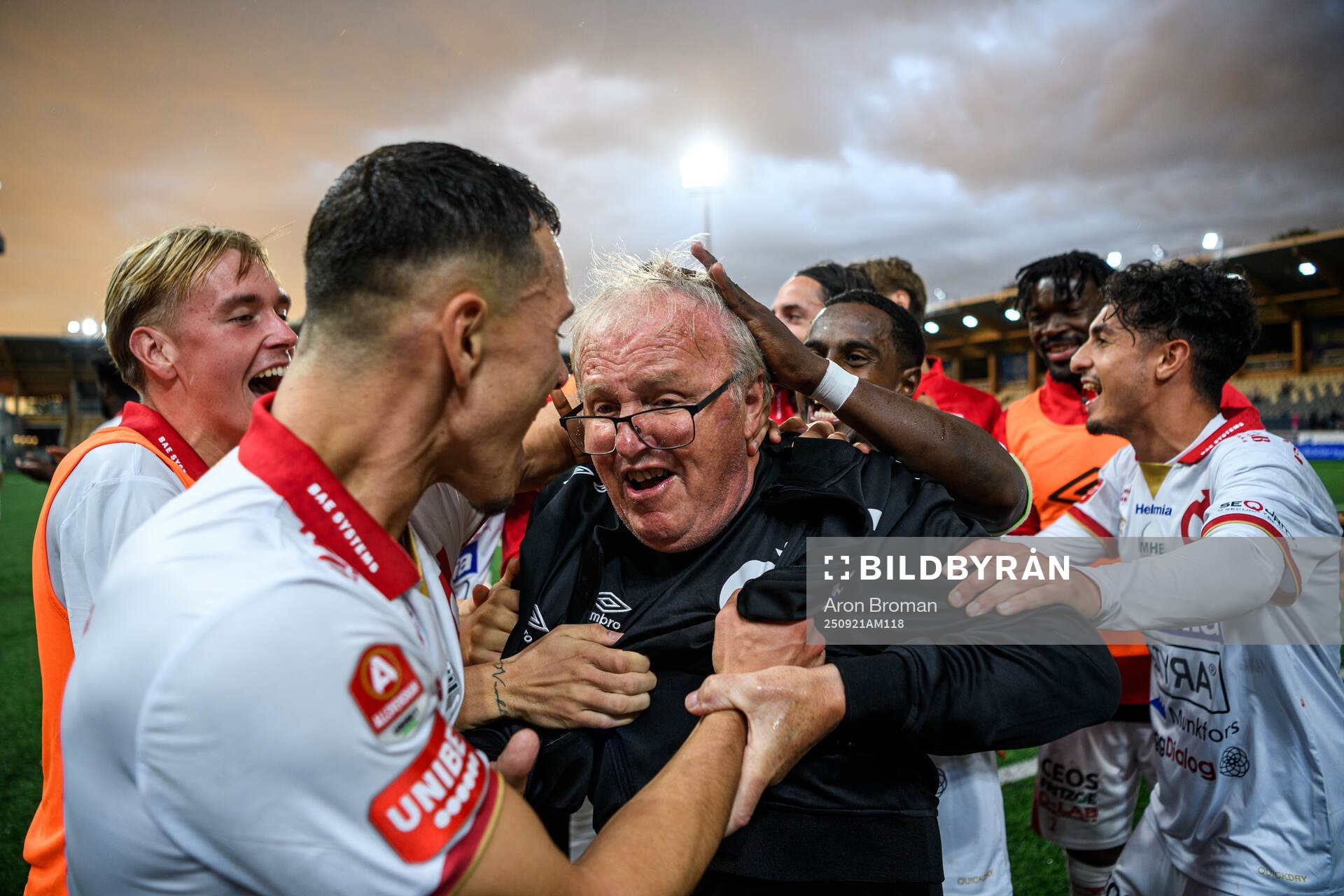 Degerfors spelare och lagledare Stig Stisse Ekman jublar