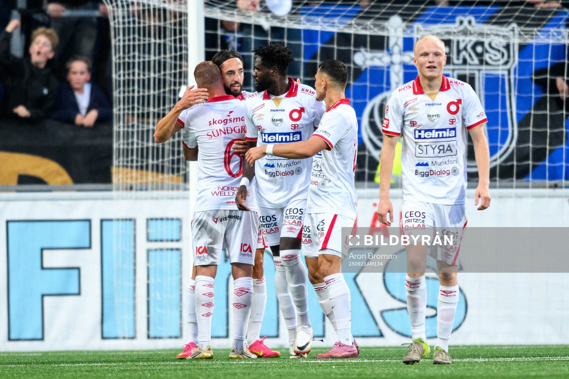Degerfors Dijan Vukojevic jublar med lagkamrater