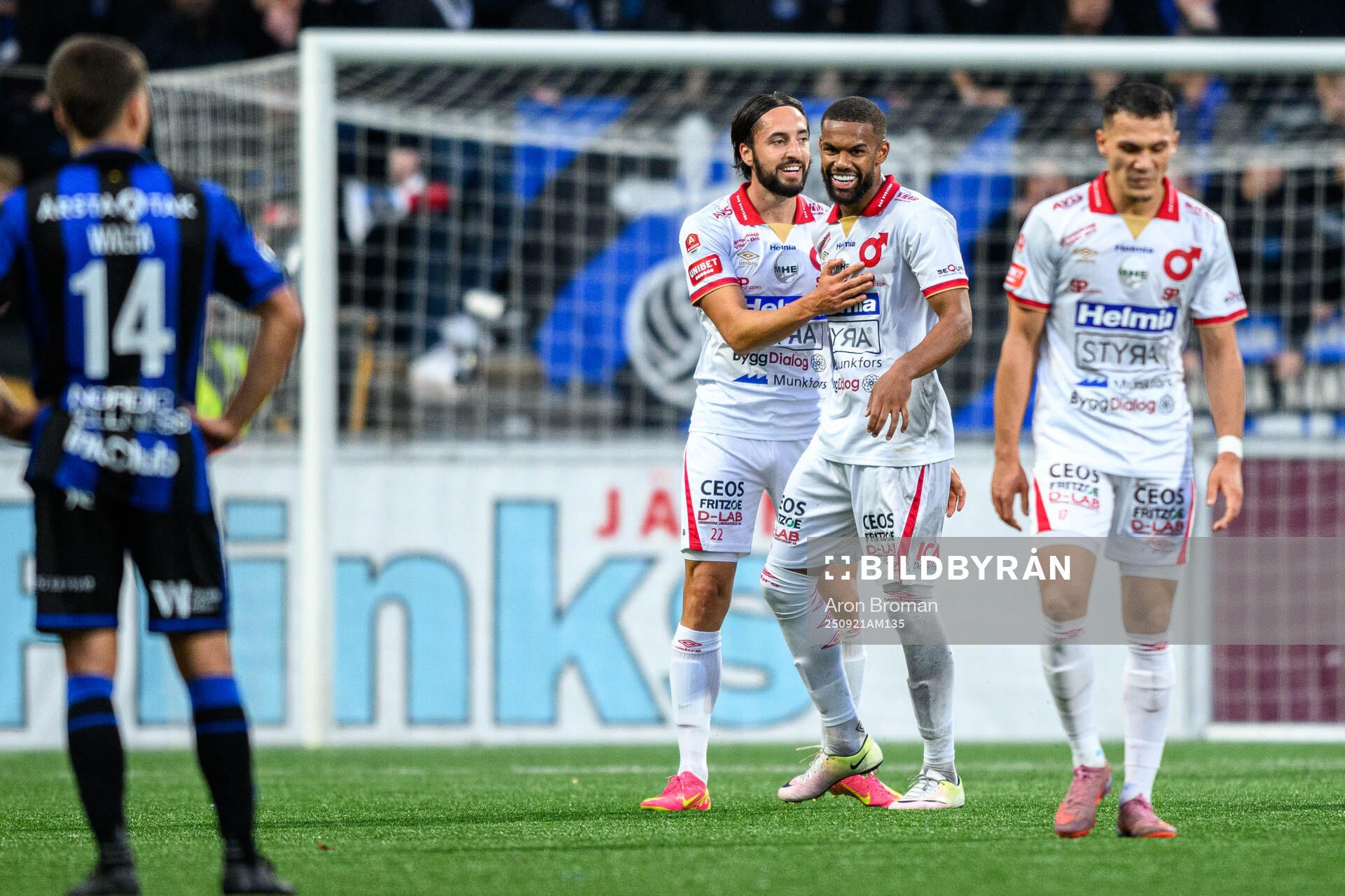 Degerfors Dijan Vukojevic jublar med Leon Hien