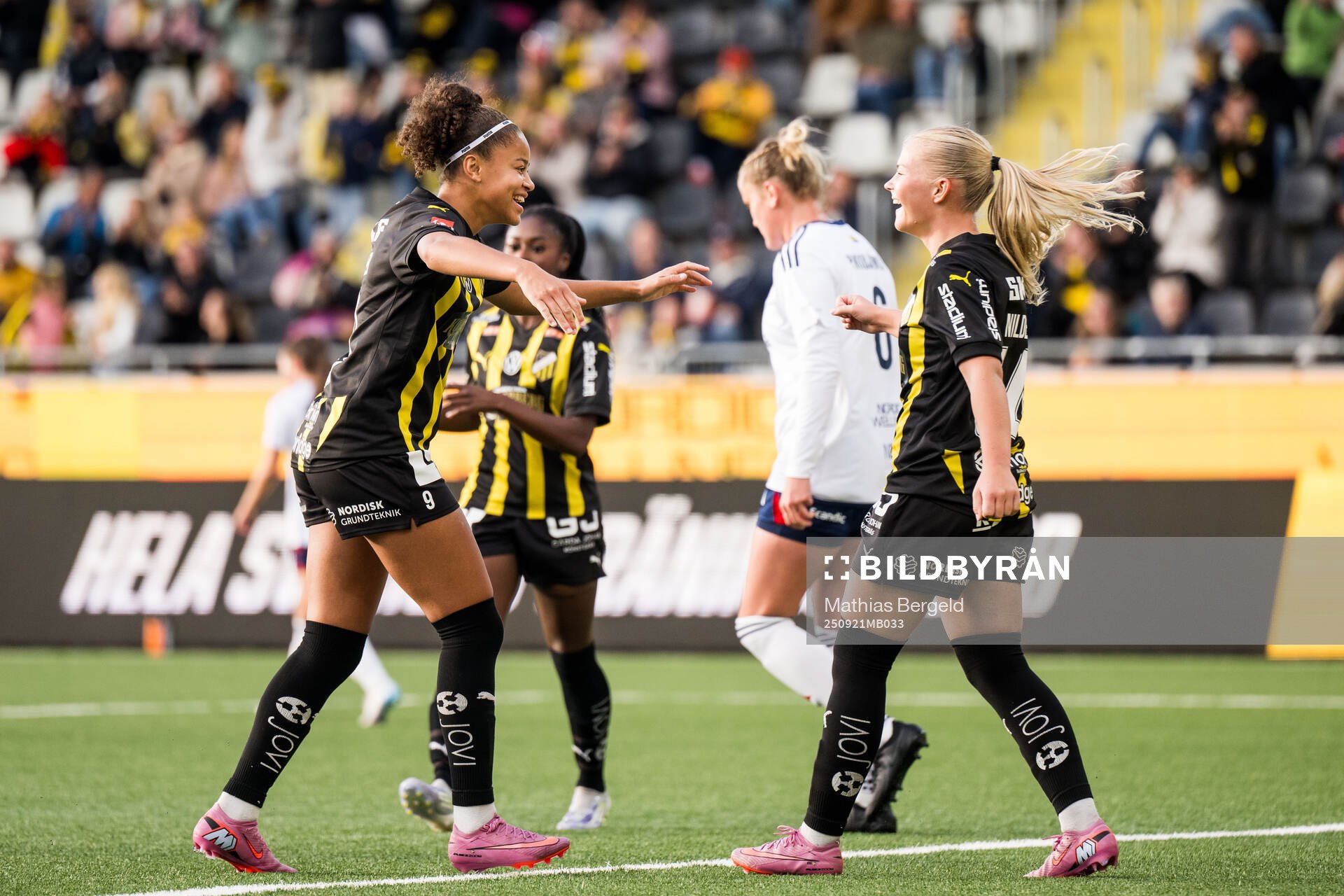 Häckens Felicia Schröder och Matilda Nildén jublar