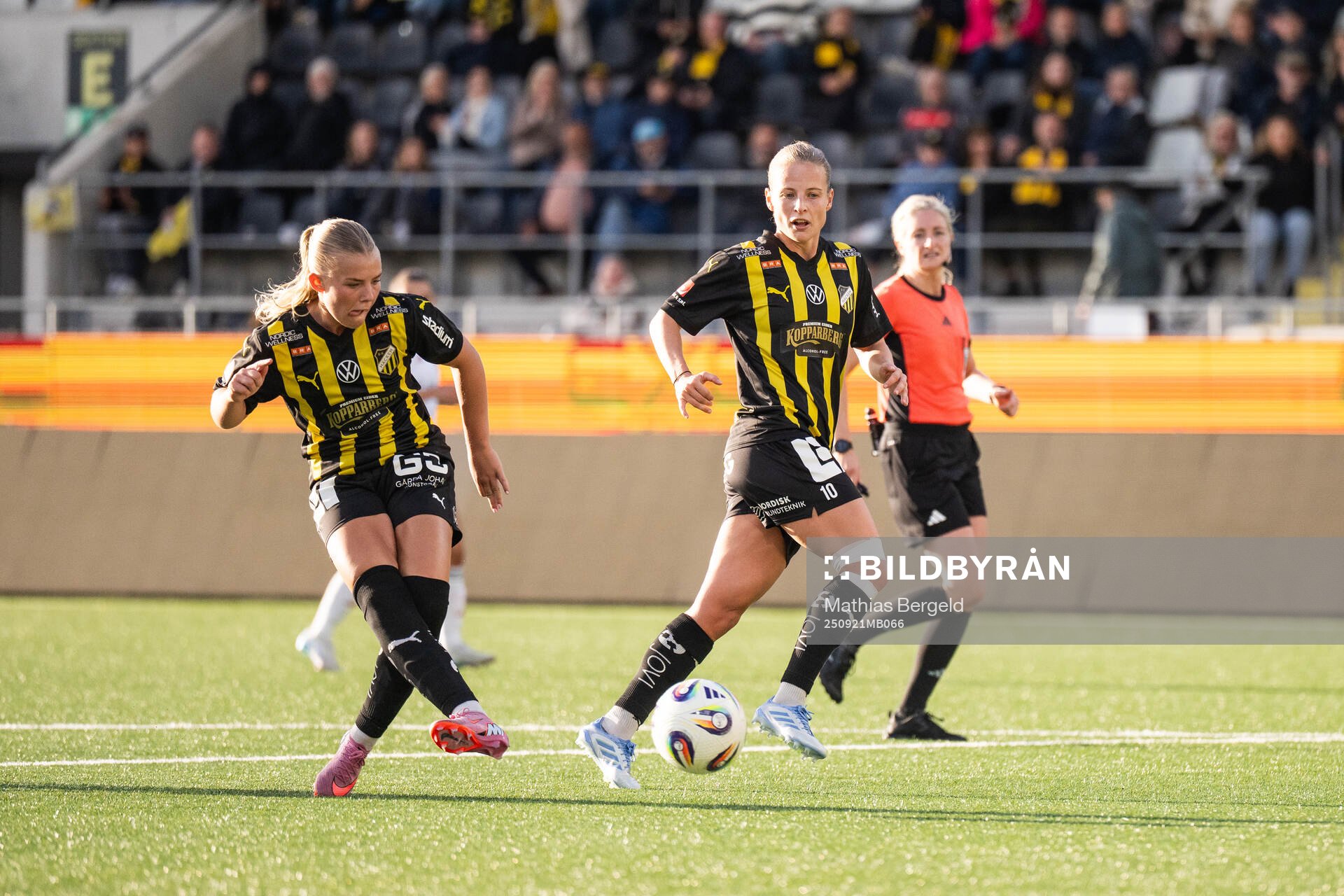 Häckens Matilda Nildén gör 3-0 bredvid Anna Anvegård