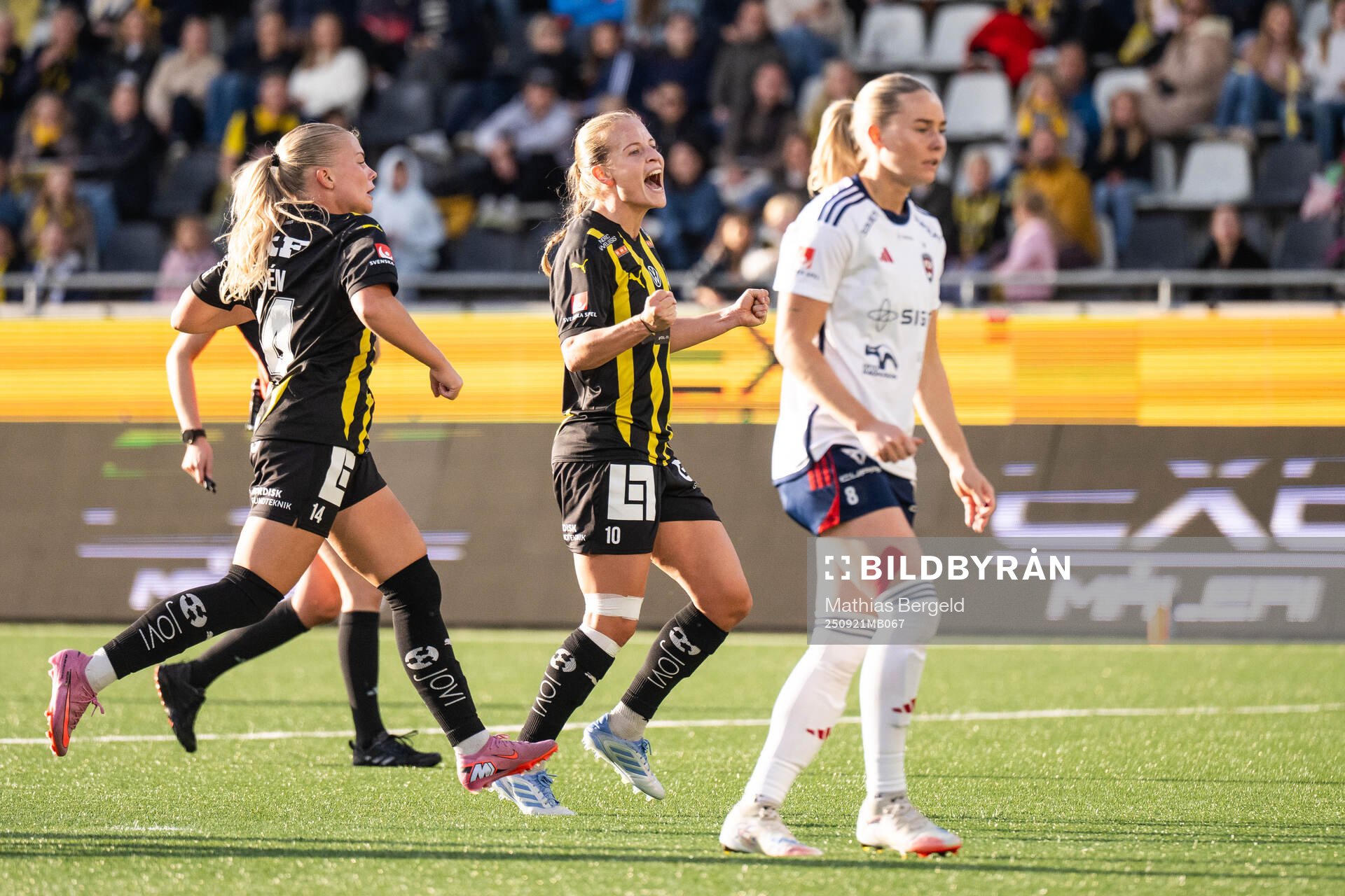 Häckens Matilda Nildén och Anna Anvegård jublar