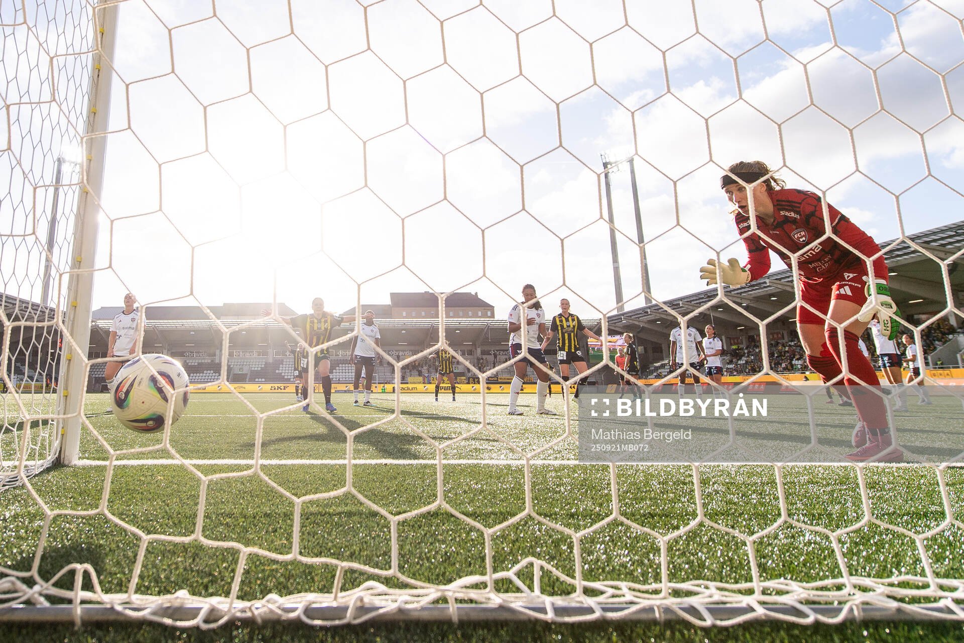 Rosengårds målvakt Samantha Leshnak Murphy ser bollen gå