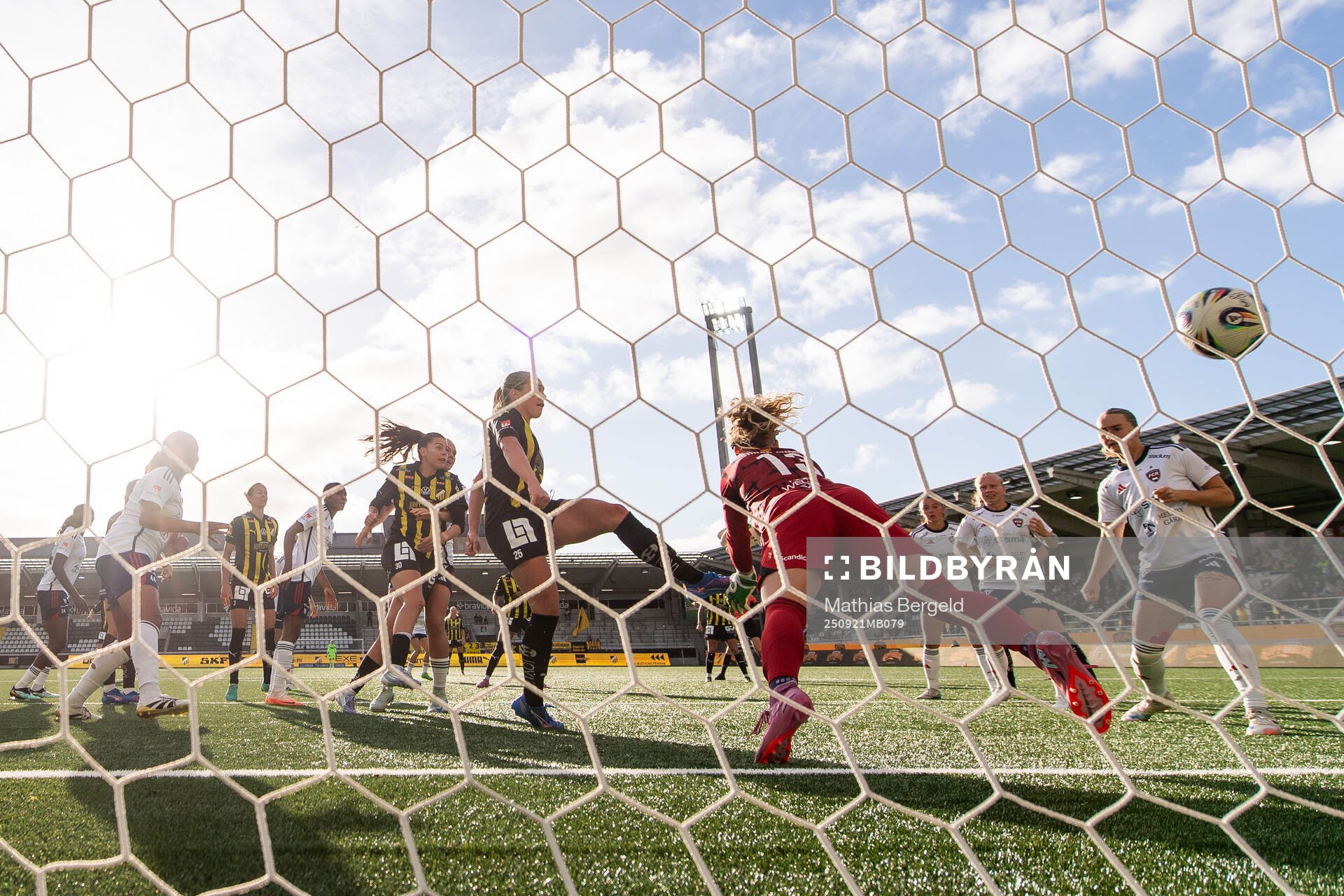 Häckens Alice Bergström gör ett mål bakom Rosengårds