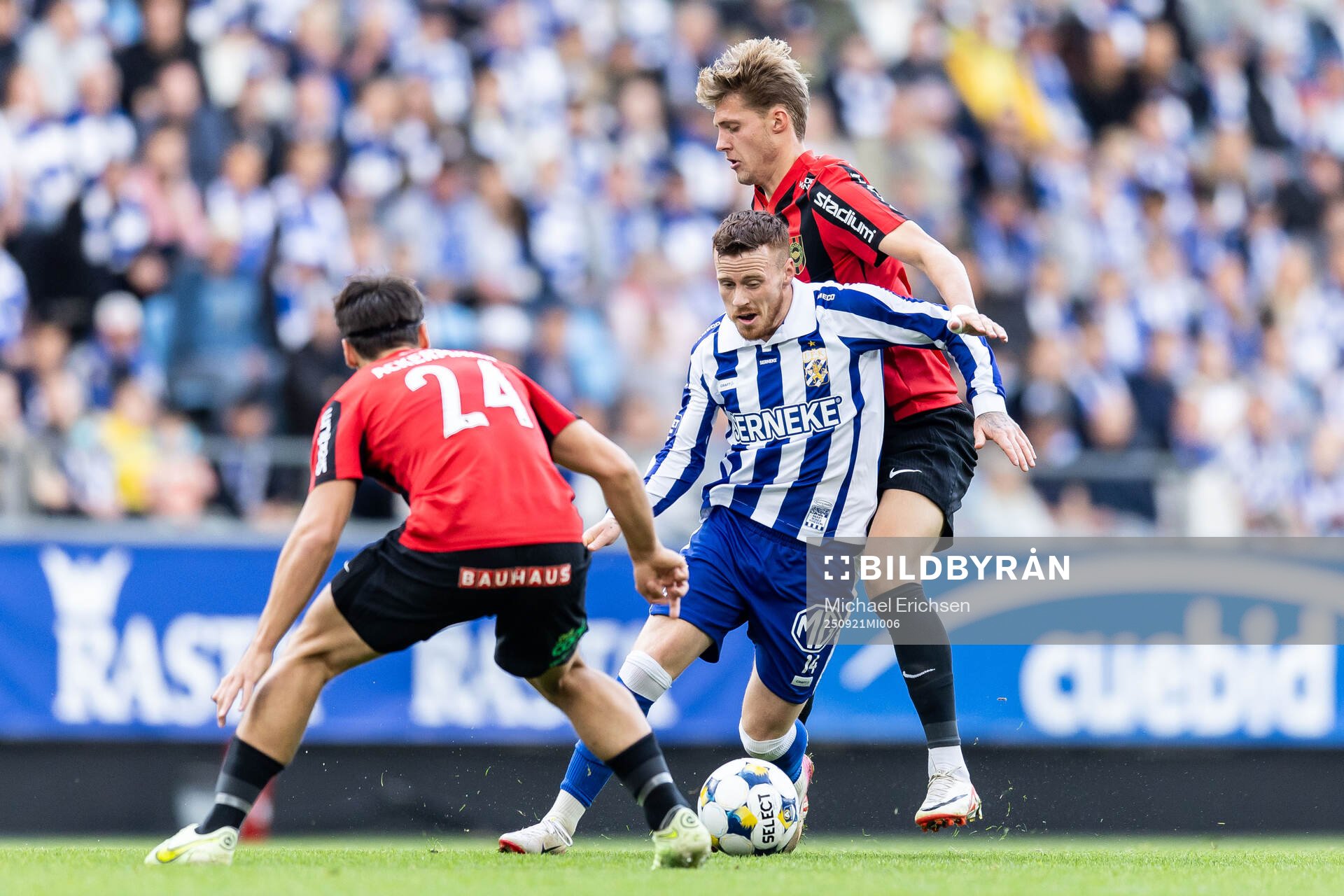 Brommapojkarnas Kevin Ackermann och Ezekiel Alladoh mot IFK