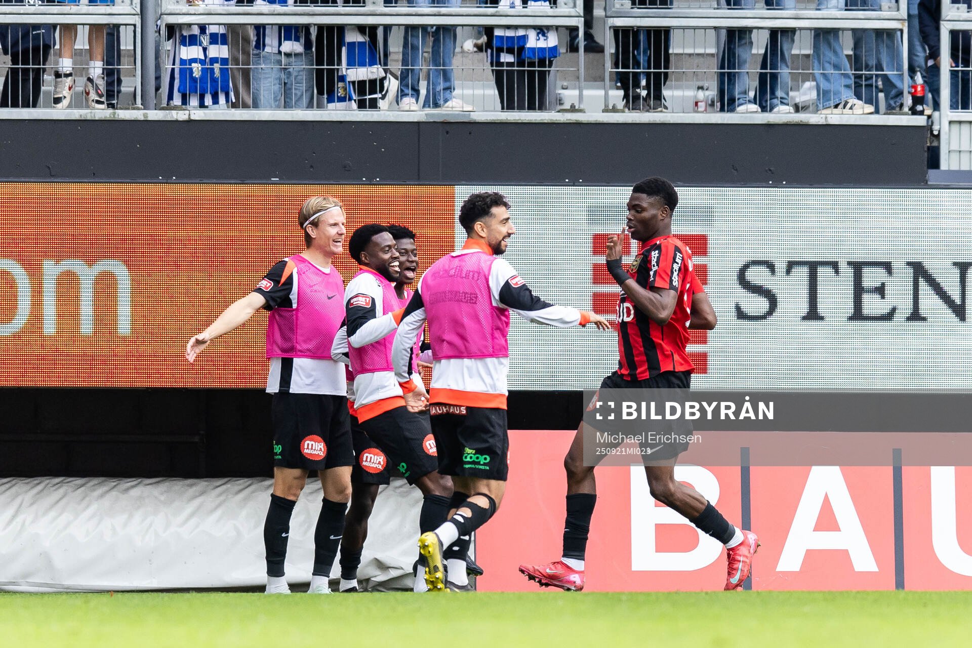 Brommapojkarnas Ezekiel Alladoh jublar