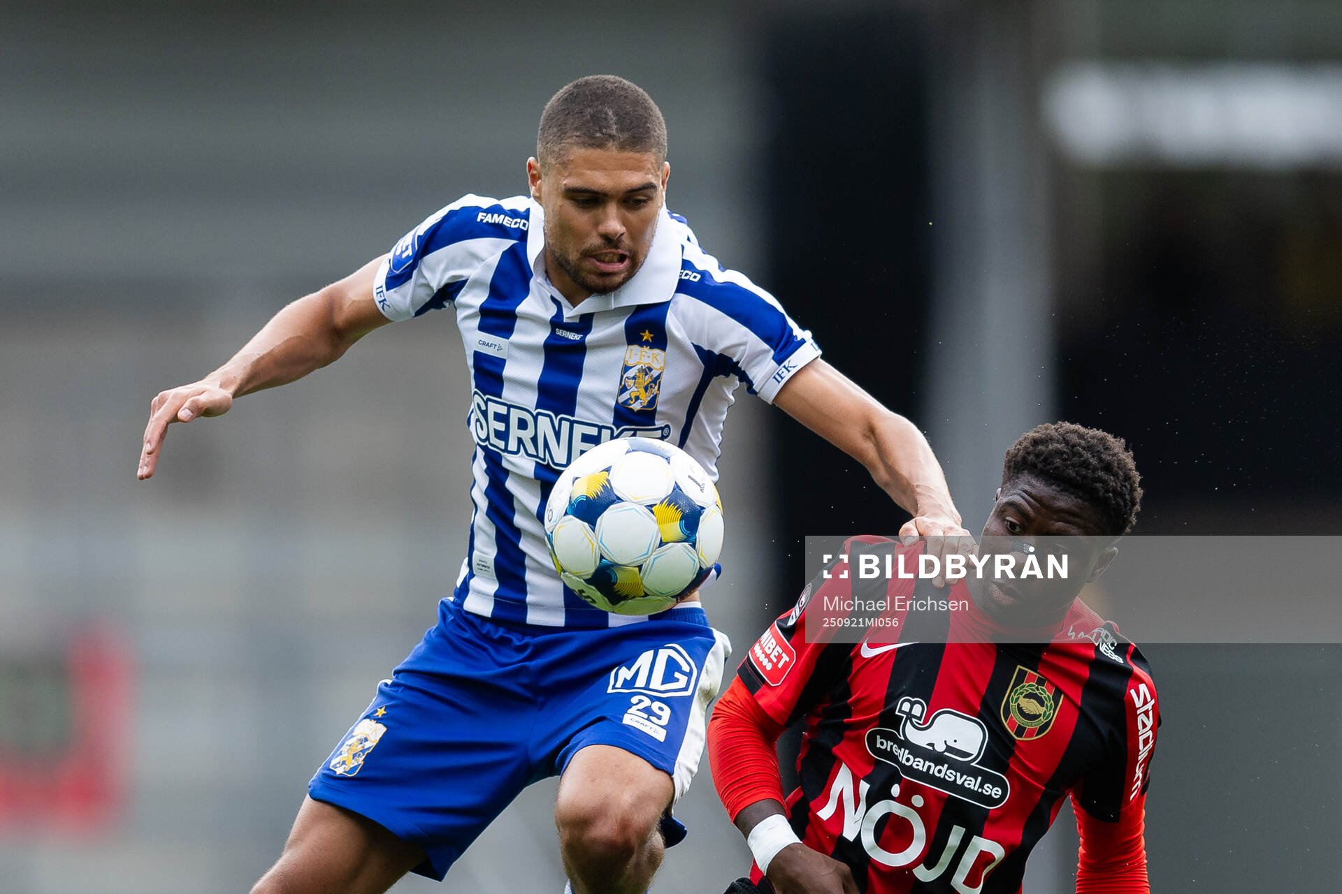 IFK Göteborgs Thomas Santos och Brommapojkarnas Issiaga