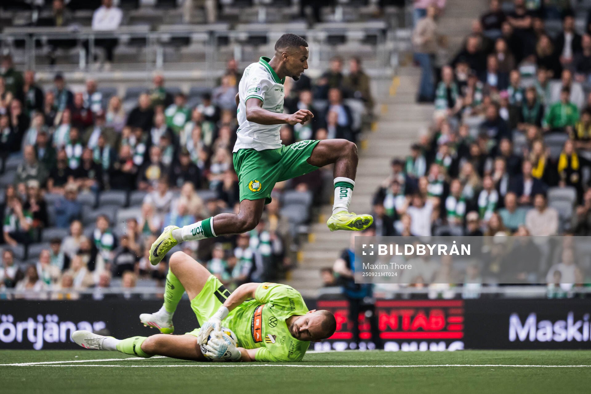 Hammarbys Paulos Abraham och Häckens målvakt Oscar Jansson