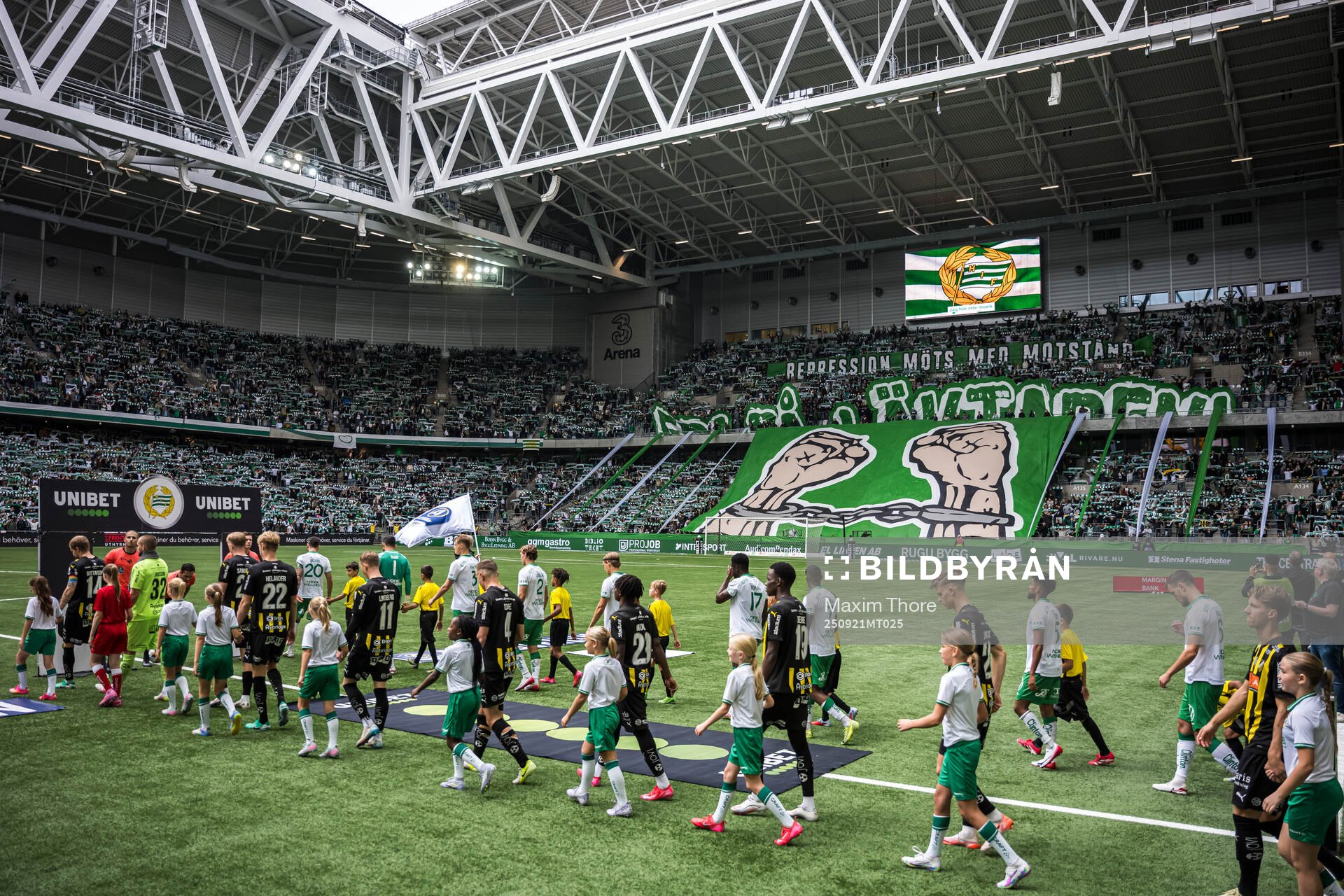 Spelarna gör entré framför ett tifo