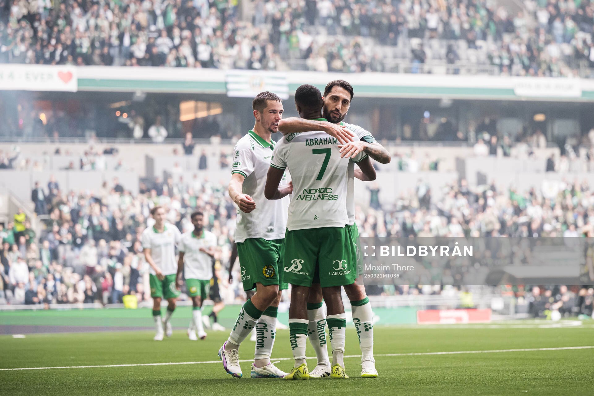 Hammarbys Paulos Abraham och Nahir Besara jublar