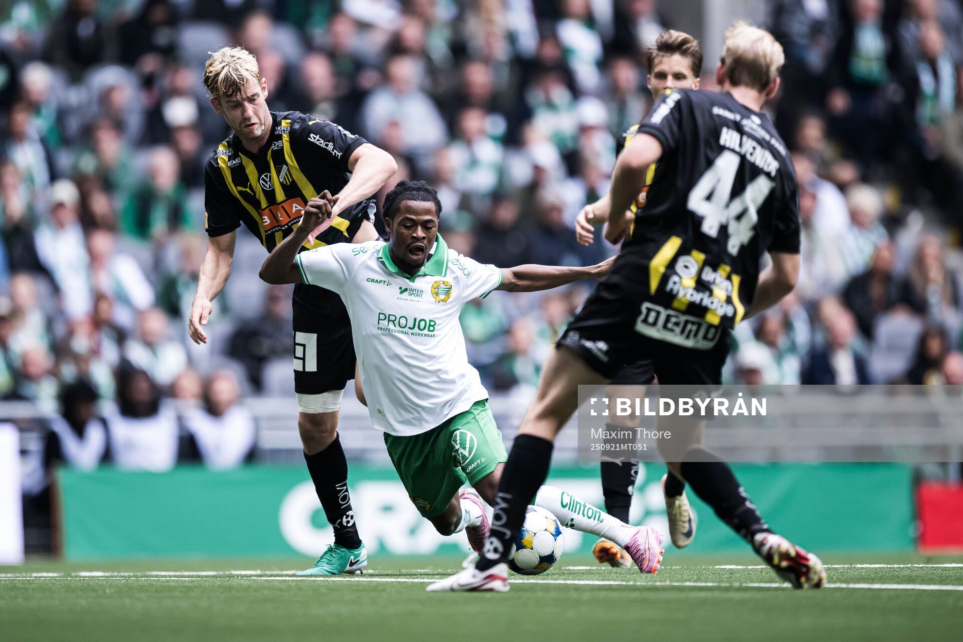 Häckens Filip Helander och Hammarbys Frank Junior Adjei
