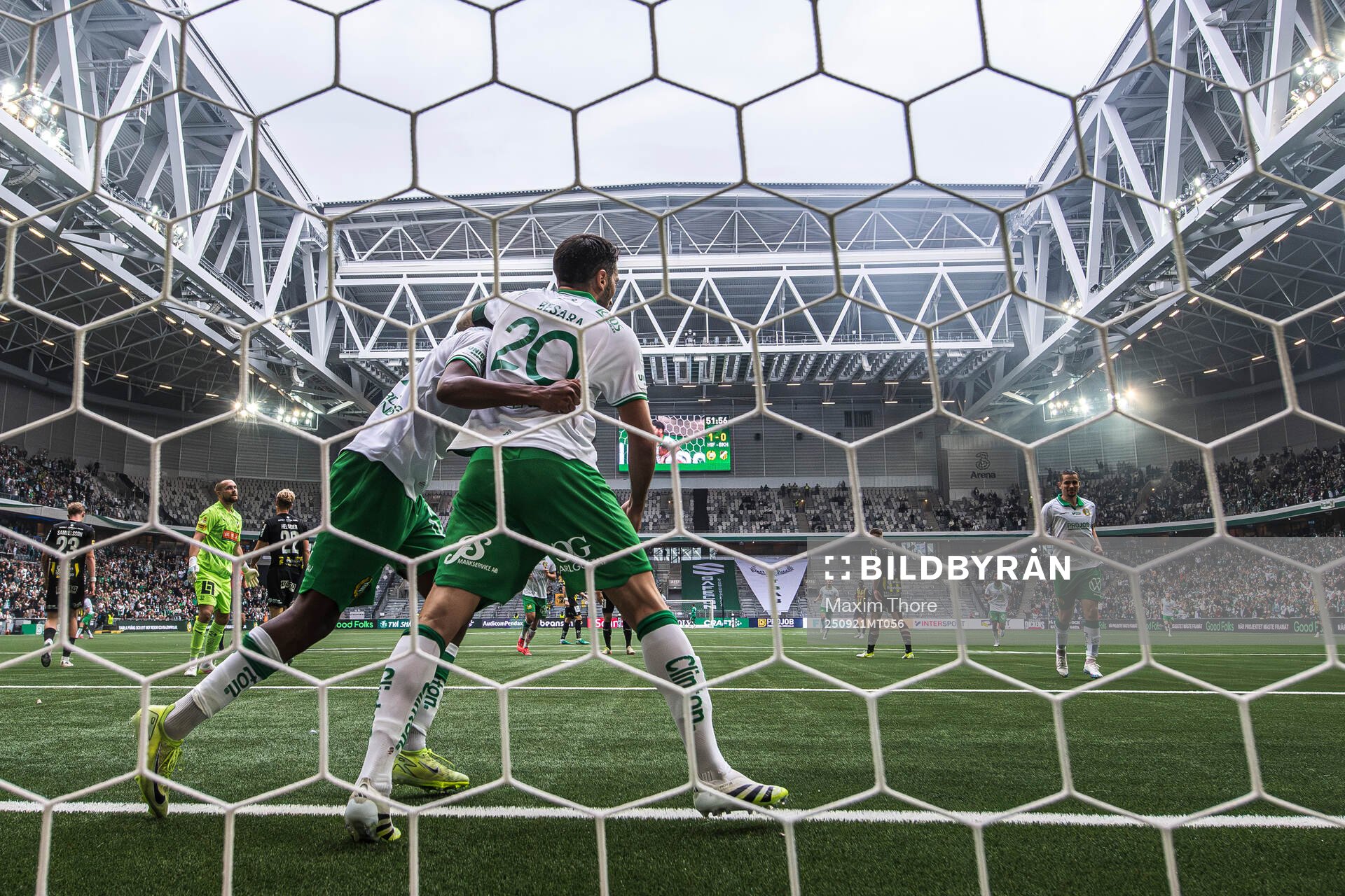 Hammarbys Paulos Abraham och Nahir Besara jublar