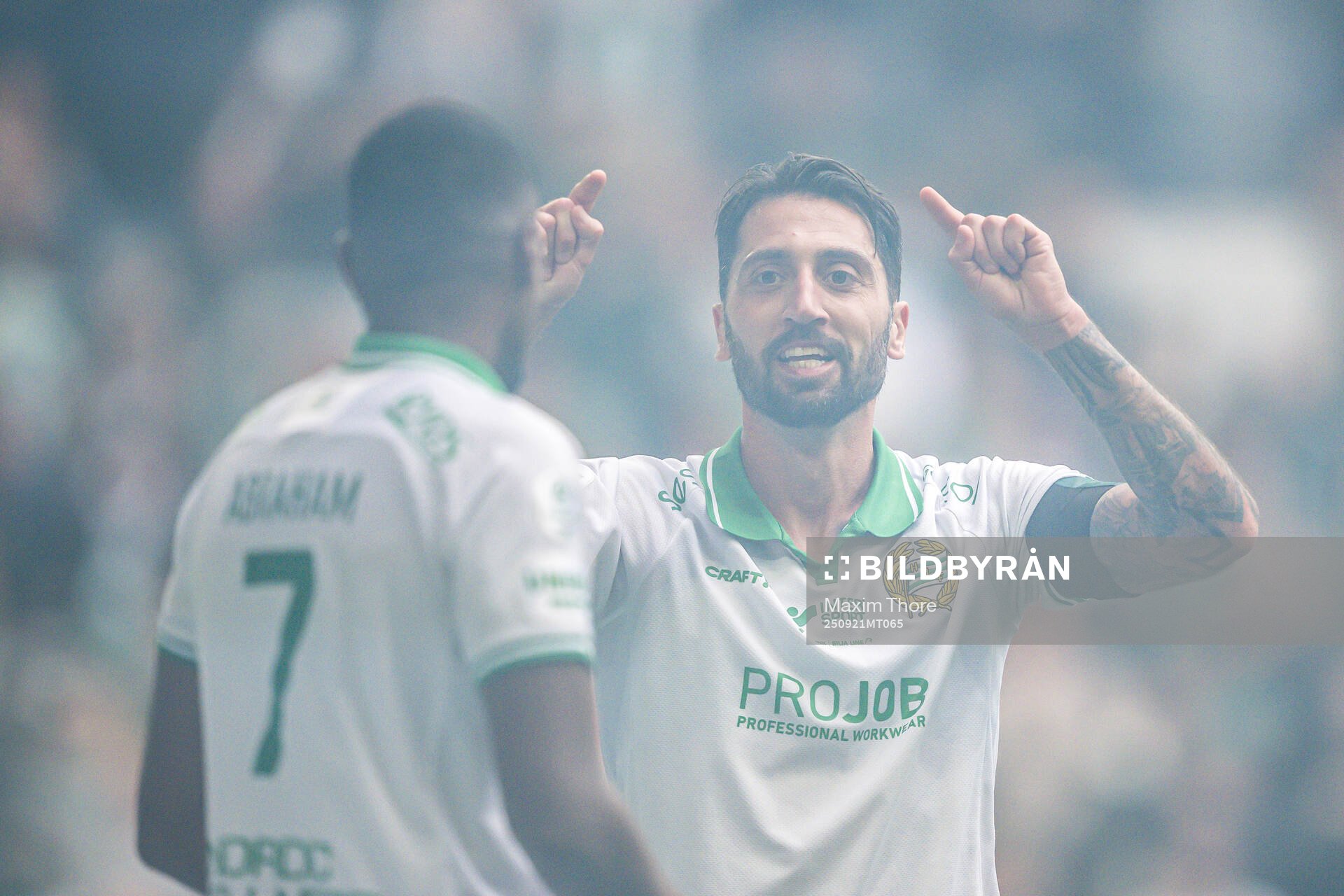 Hammarbys Paulos Abraham och Nahir Besara jublar