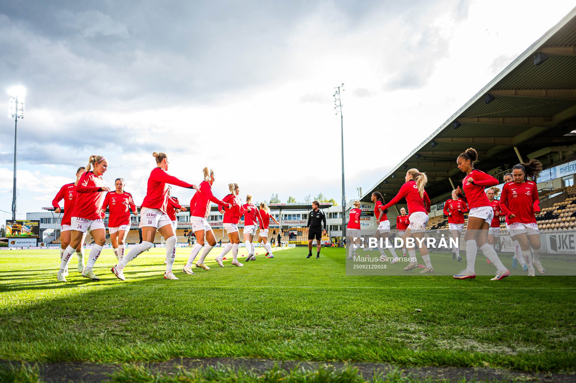 Nea Emilia Lehtola and Josefine Birkelund of Brann warms up
