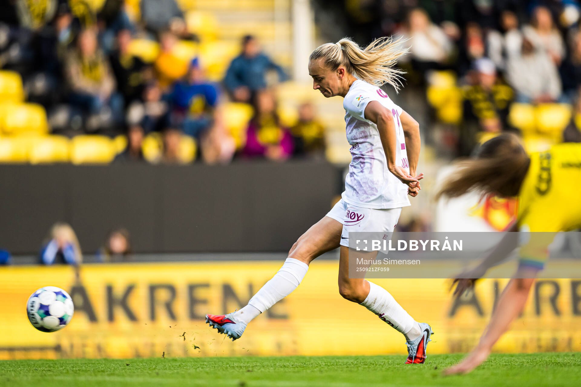Lauren Alison Davidson of Brann scores the 1-2 goal