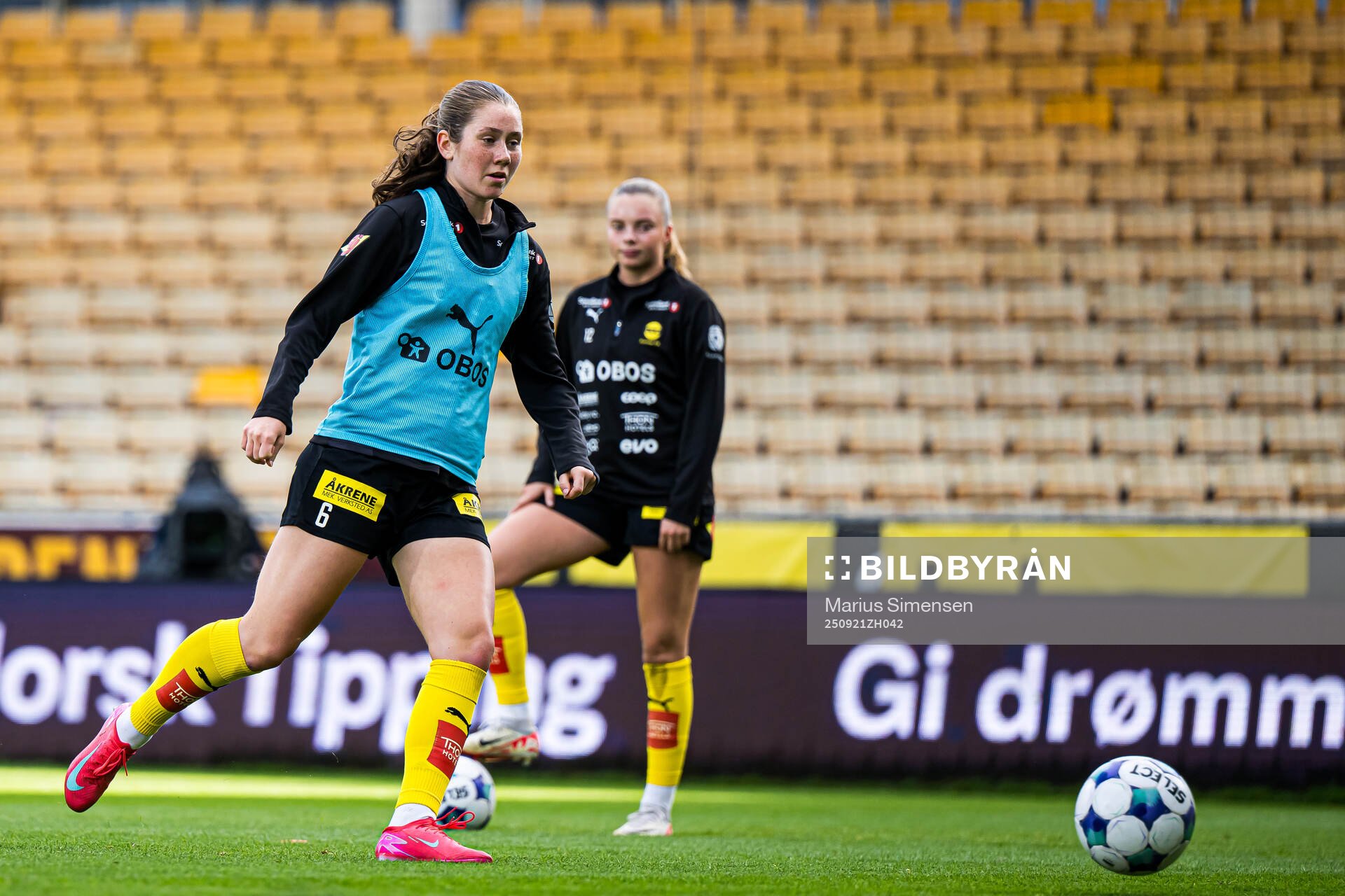Carina Wik Alfredsen of LSK Kvinner warms up