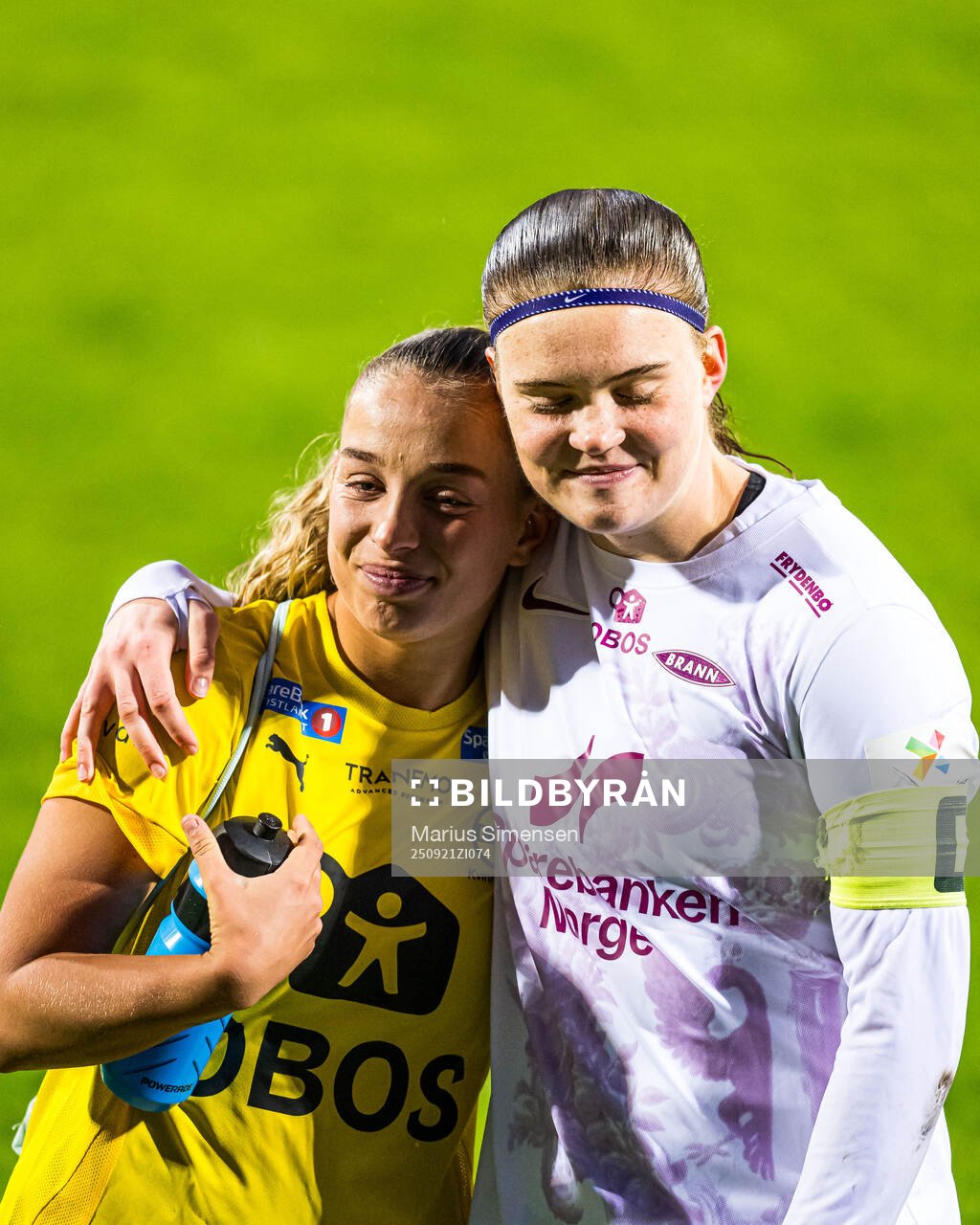 Rikke Bogetveit Nygard of LSK Kvinner and Signe Gaupset of