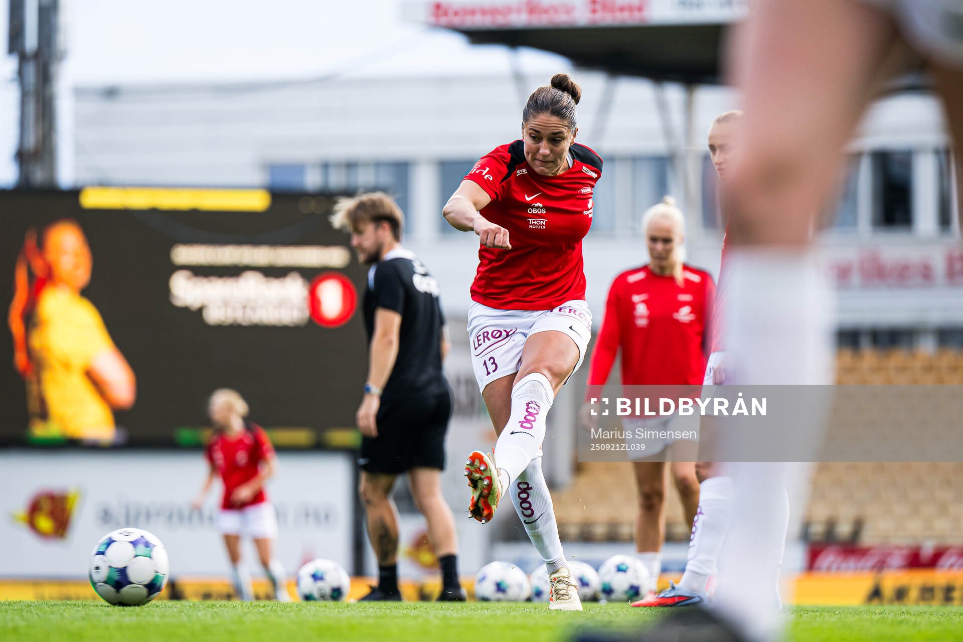 Brenna Lovera of Brann warms up