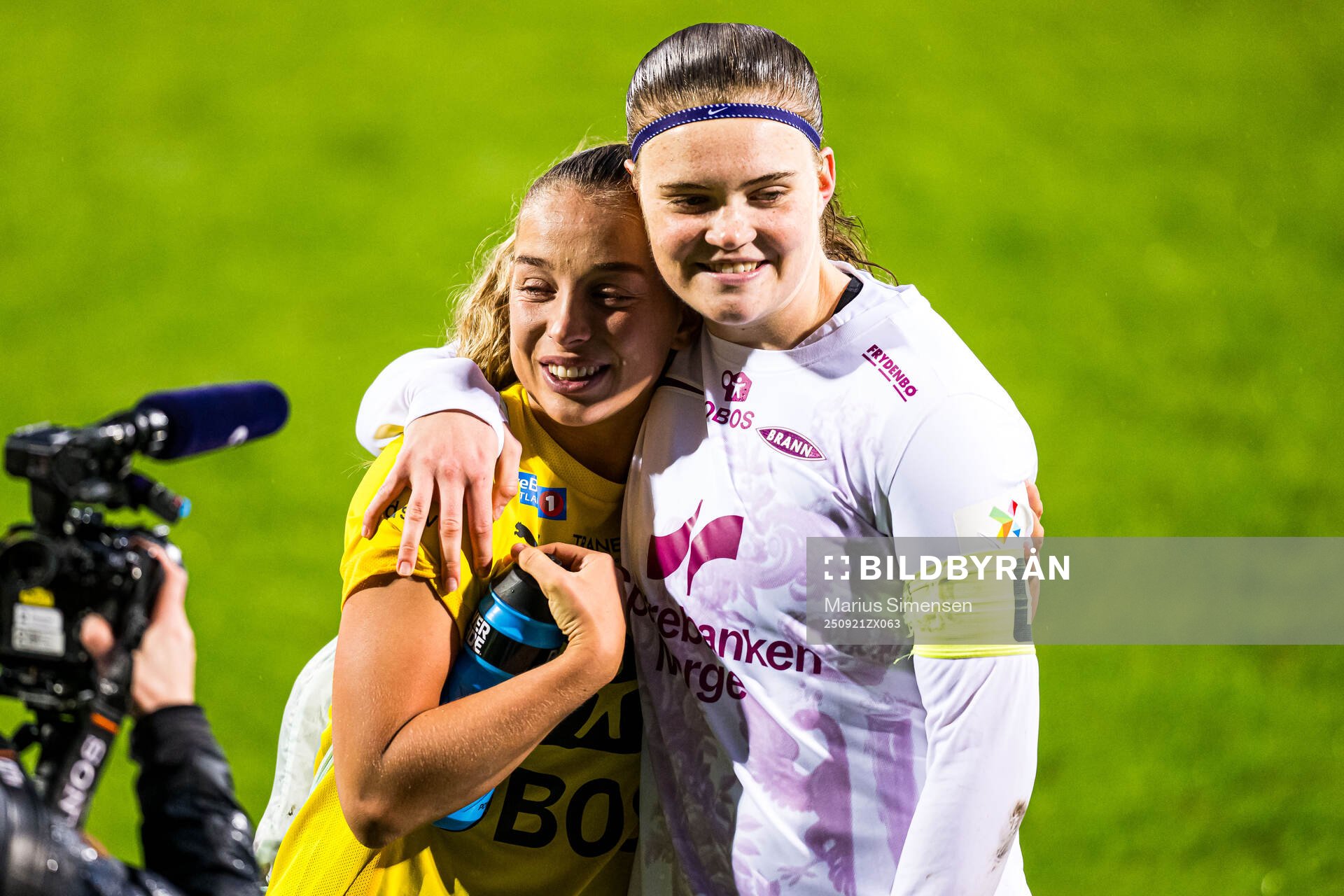 Rikke Bogetveit Nygard of LSK Kvinner and Signe Gaupset of