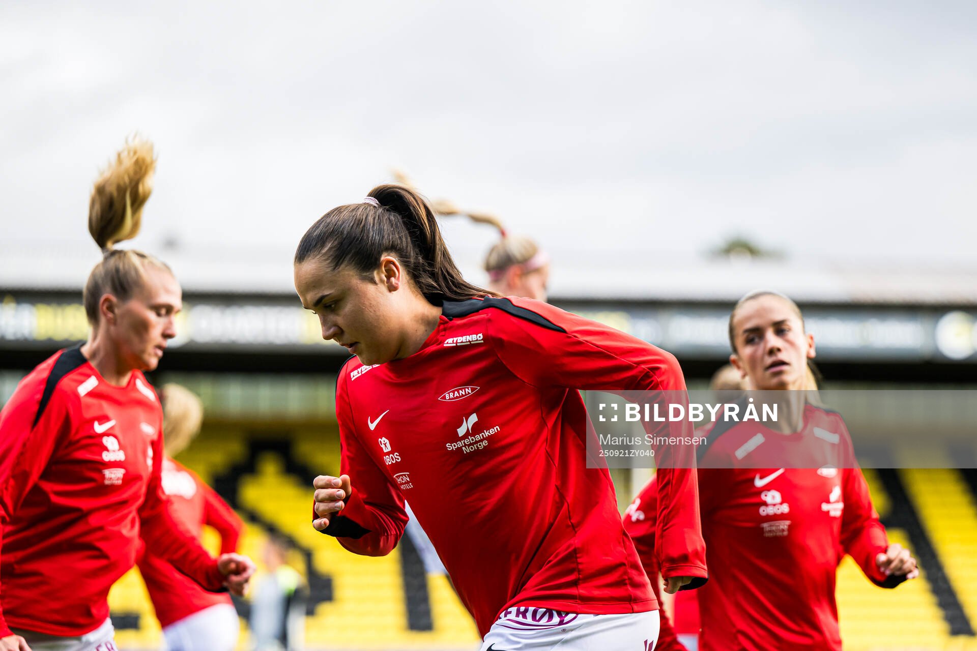Heidi Elisabeth Ellingsen of Brann warms up