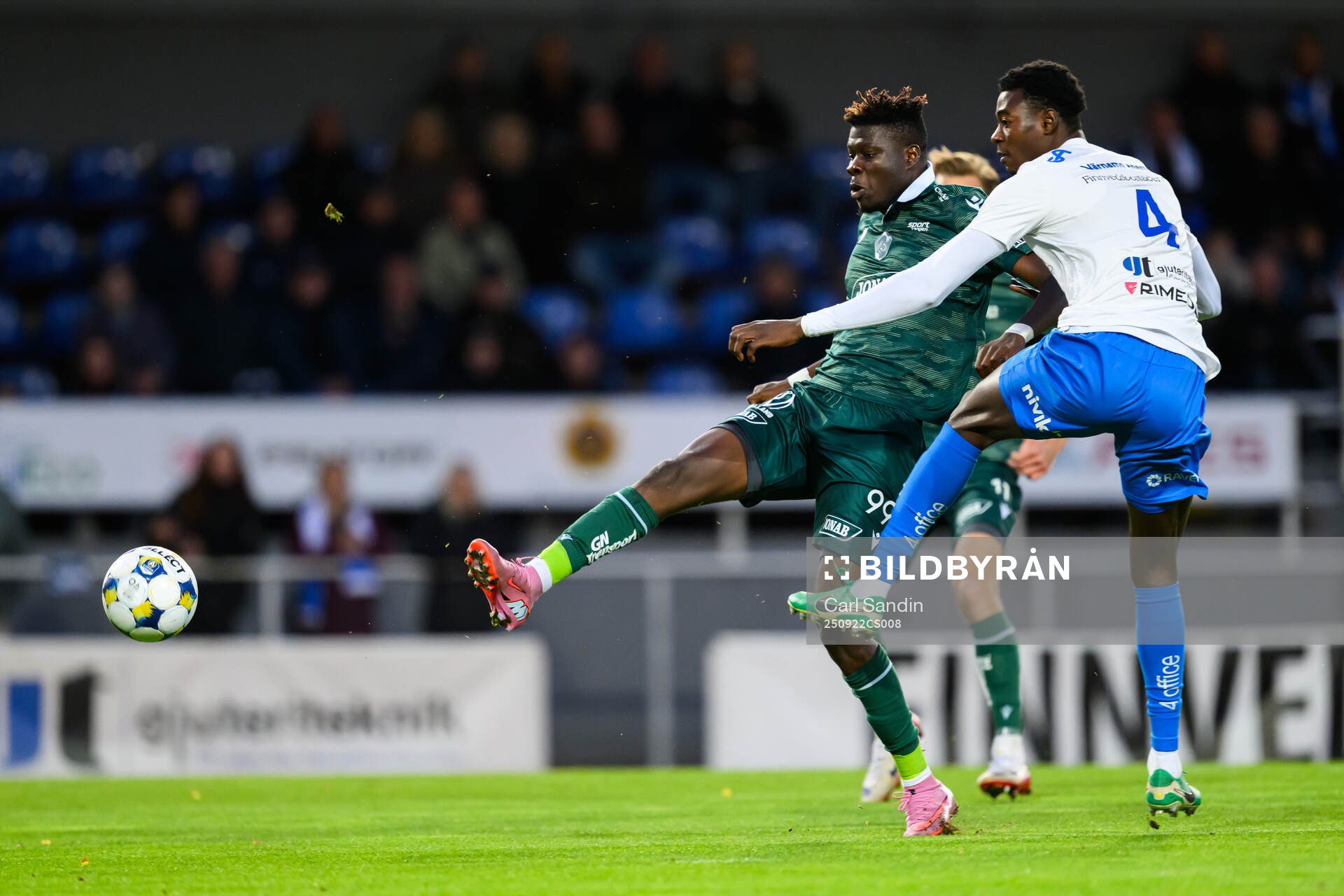 Halmstads Emmanuel Yeboah och Värnamos Rufai Mohammed